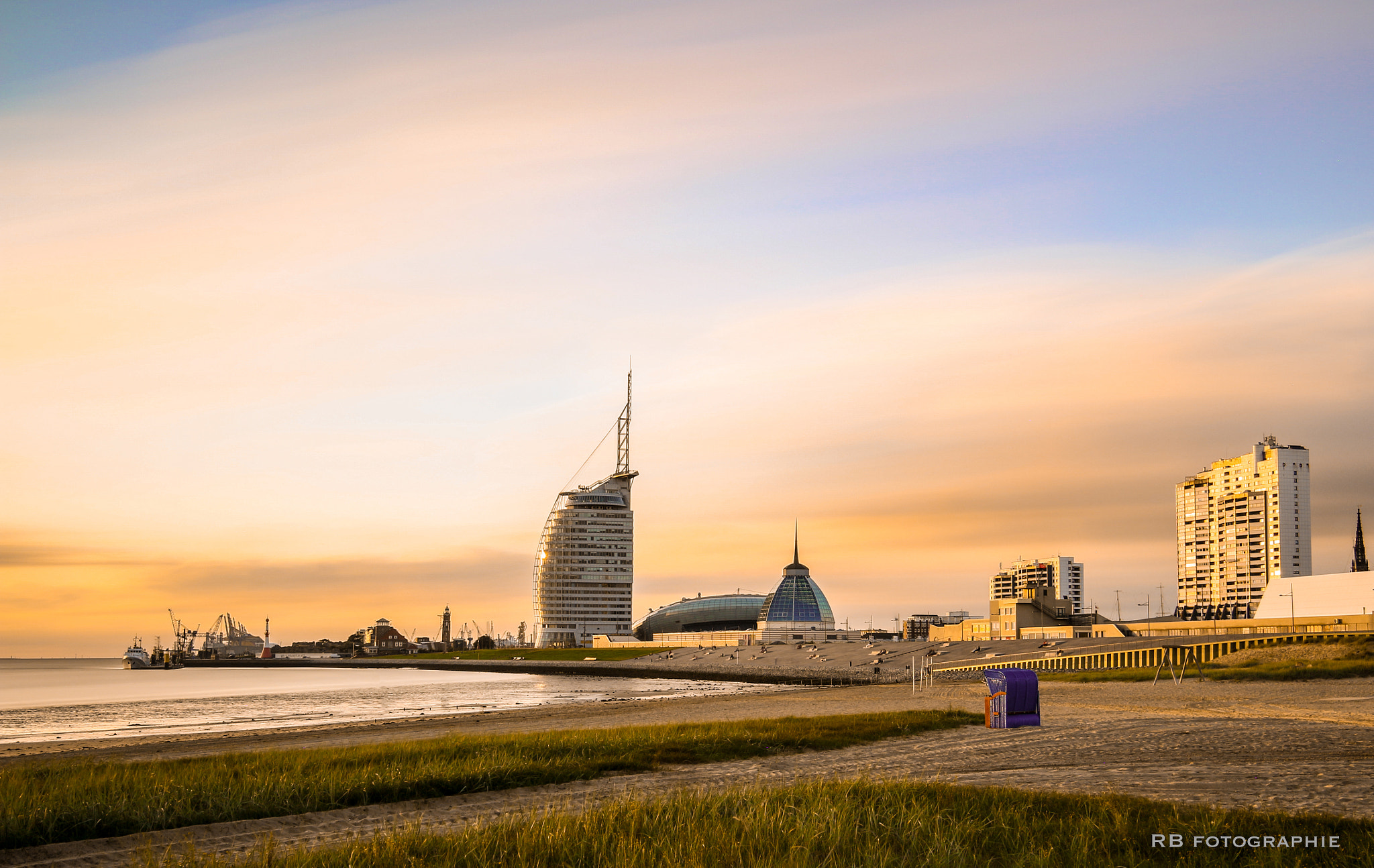Canon EOS 650D (EOS Rebel T4i / EOS Kiss X6i) + Canon EF 300mm f/2.8L sample photo. This is my hometown at sunset. bremerhaven germany photography