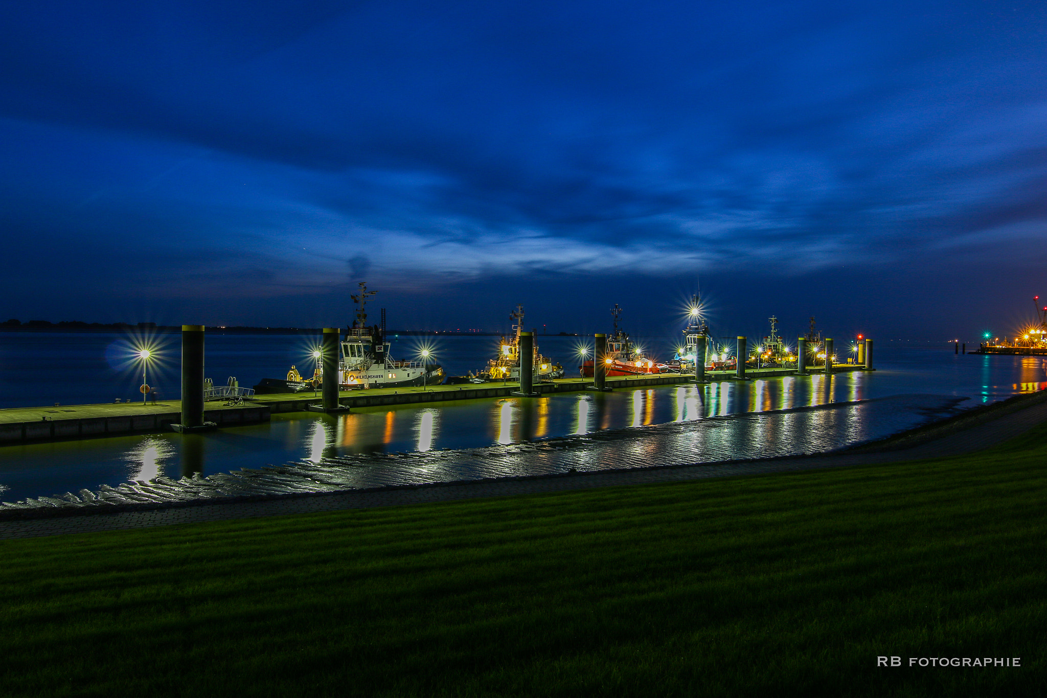 Canon EOS 70D + Canon EF 300mm f/2.8L sample photo. Tug boats in bremerhaven germany photography