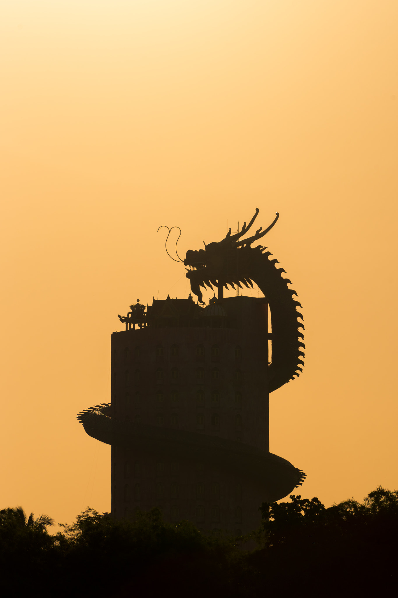 Sony a99 II + Minolta/Sony AF 70-200mm F2.8 G sample photo. Image of dragon on tower photography