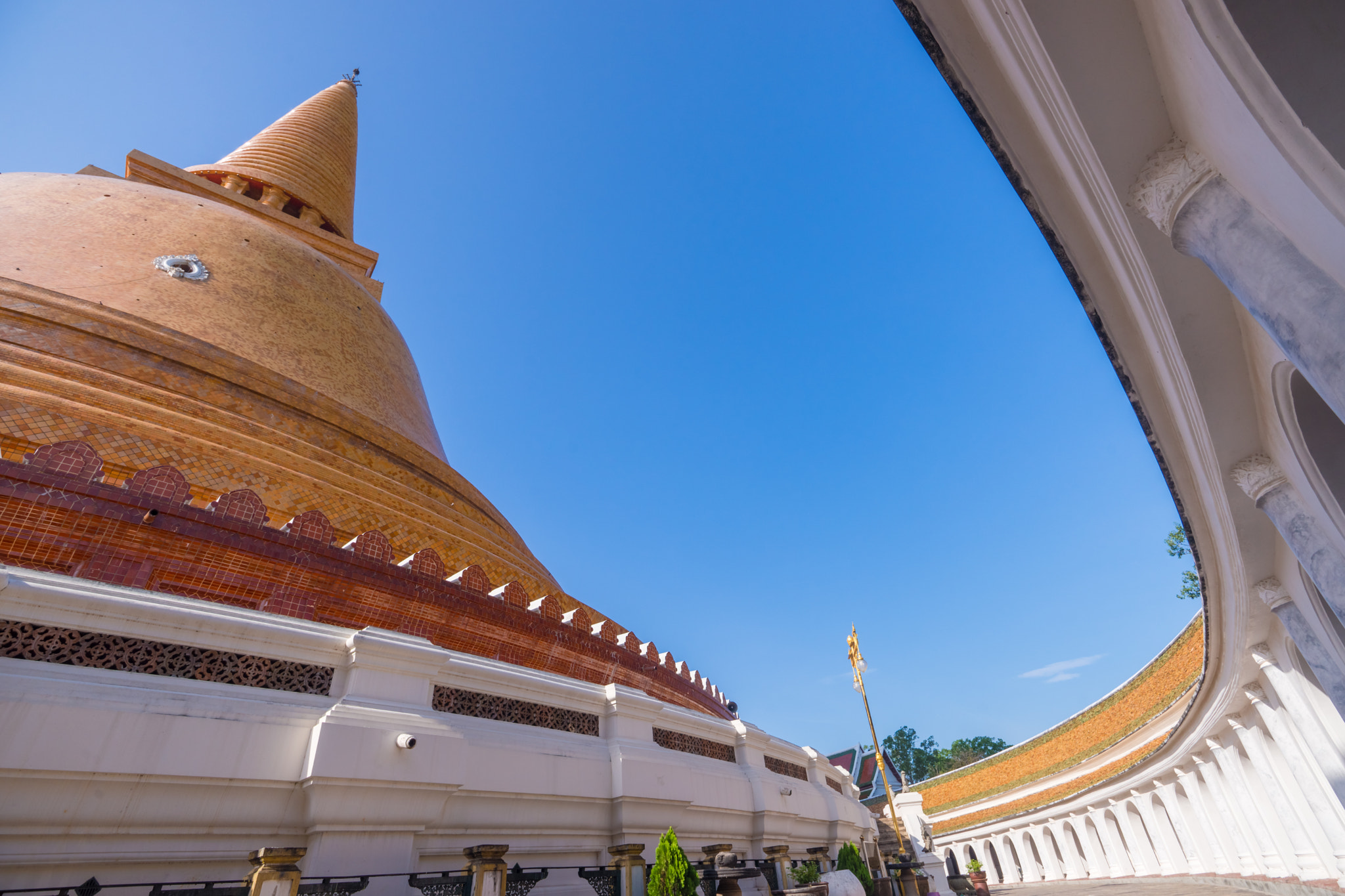 Sony a99 II + Sony Vario-Sonnar T* 16-35mm F2.8 ZA SSM sample photo. Phra pathom chedi at nakhonpathom province in thailand photography