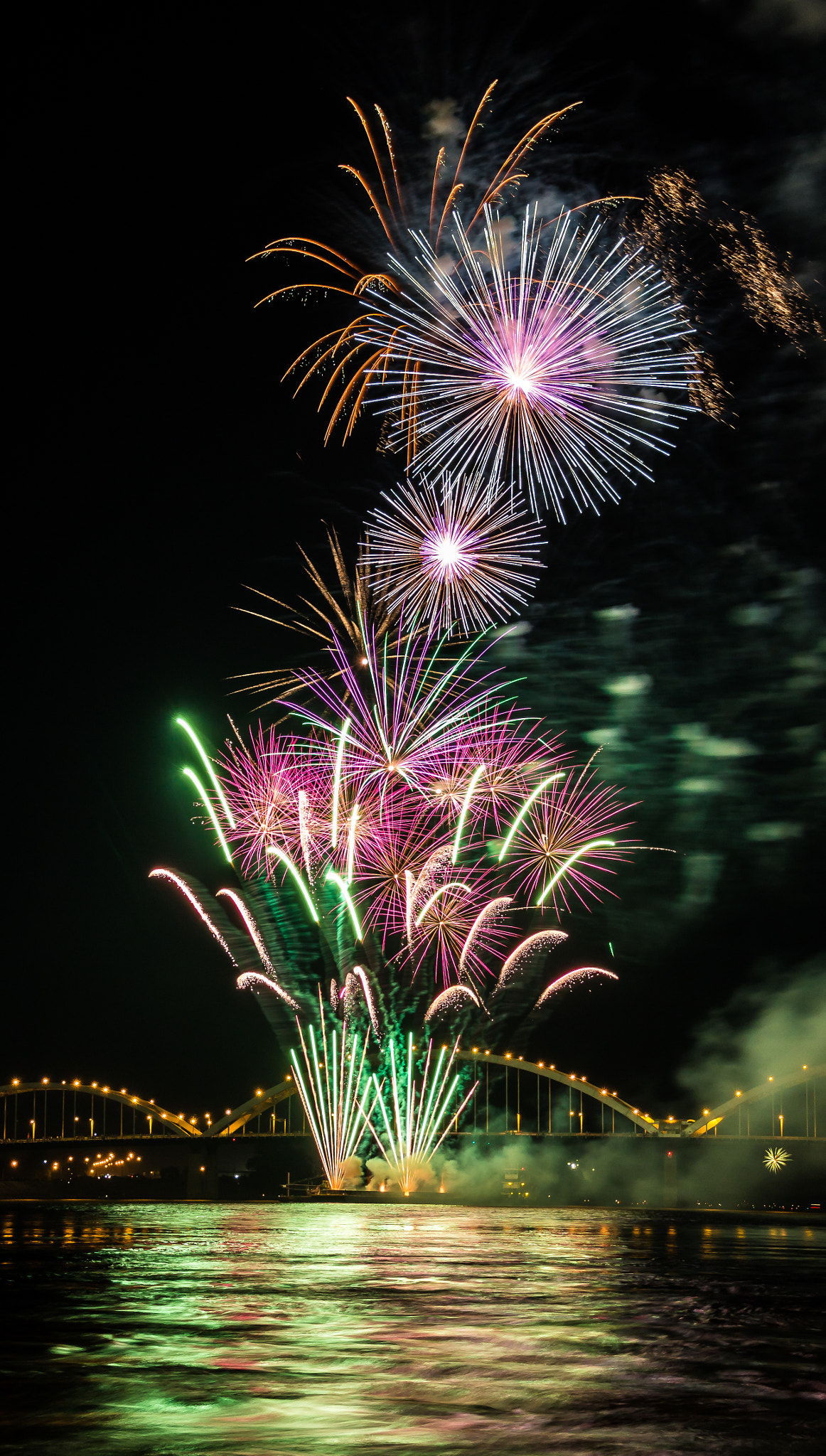 Canon EOS 100D (EOS Rebel SL1 / EOS Kiss X7) sample photo. Fireworks over the river photography