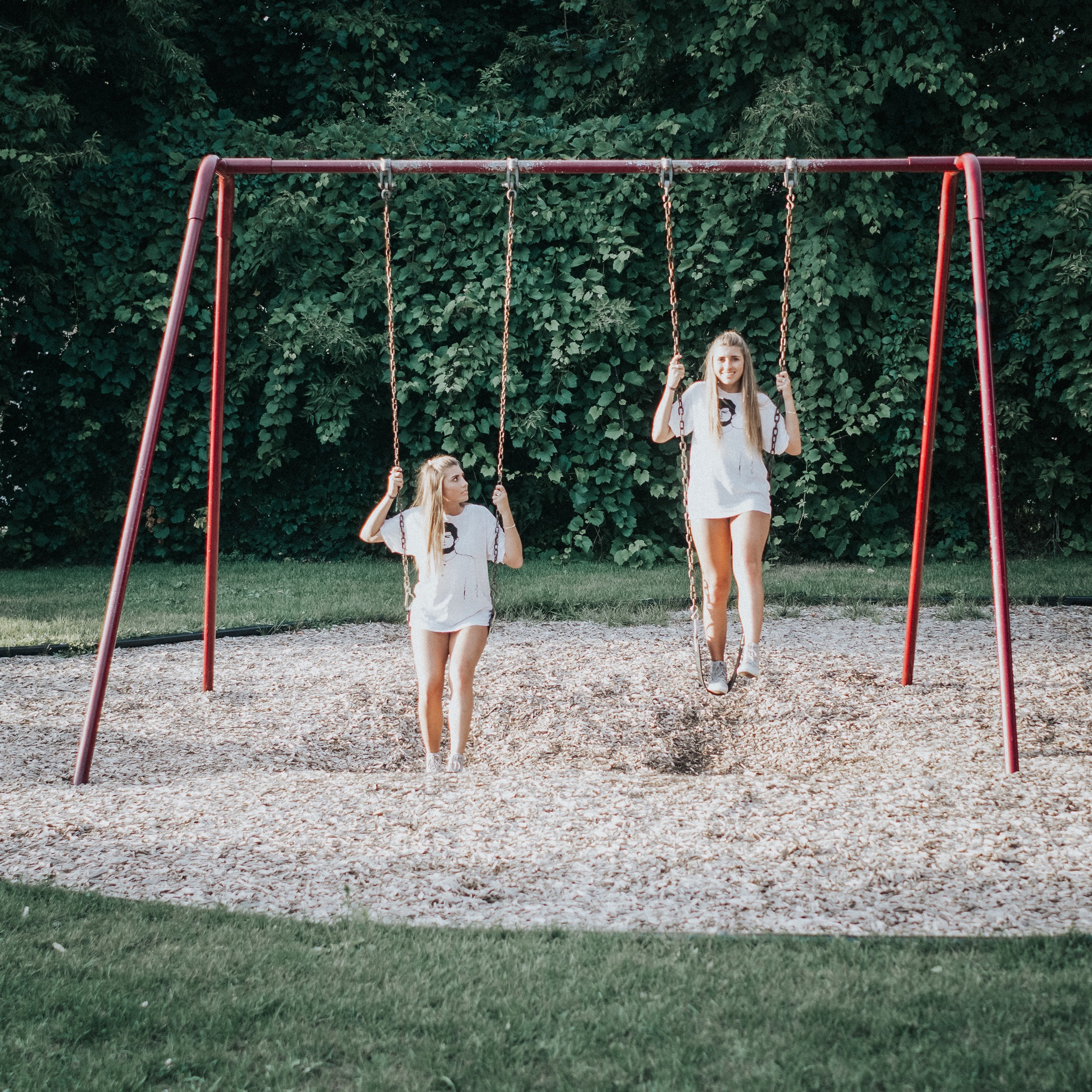 Sony FE 28mm F2 sample photo. Fake twins photography