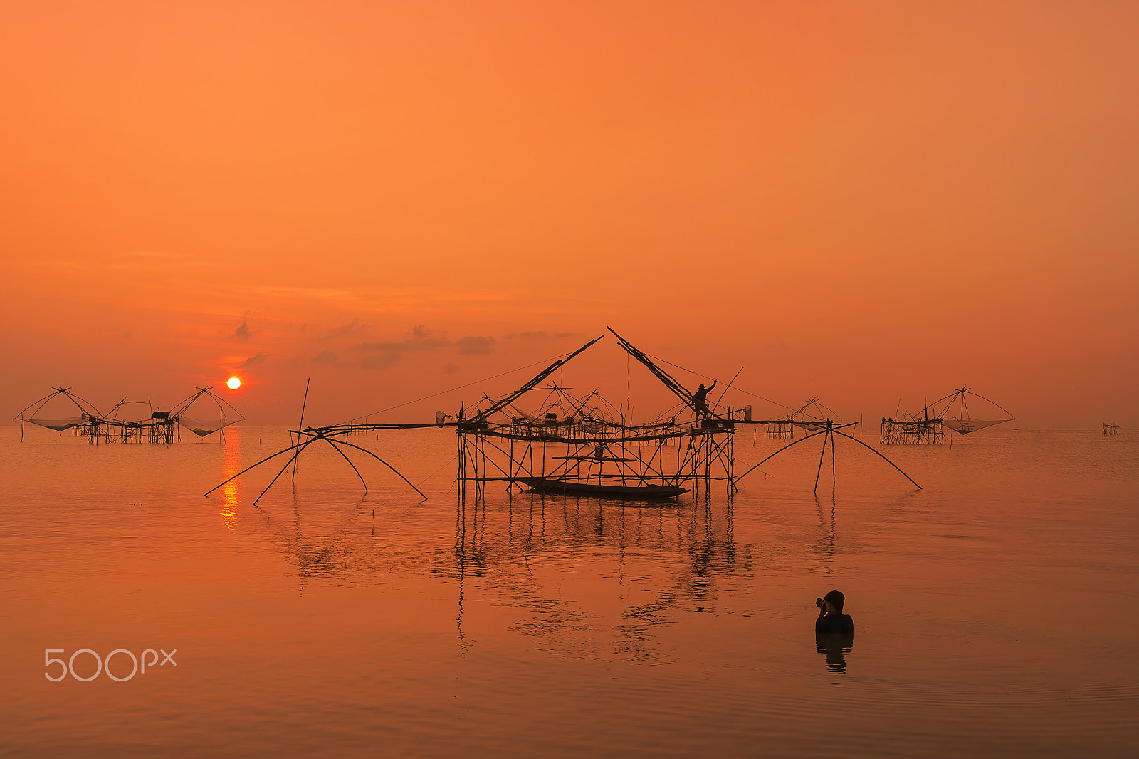 Nikon AF-S Nikkor 18-35mm F3.5-4.5G ED sample photo. Photographer take photo group of fish lift nets at pakpra canal photography