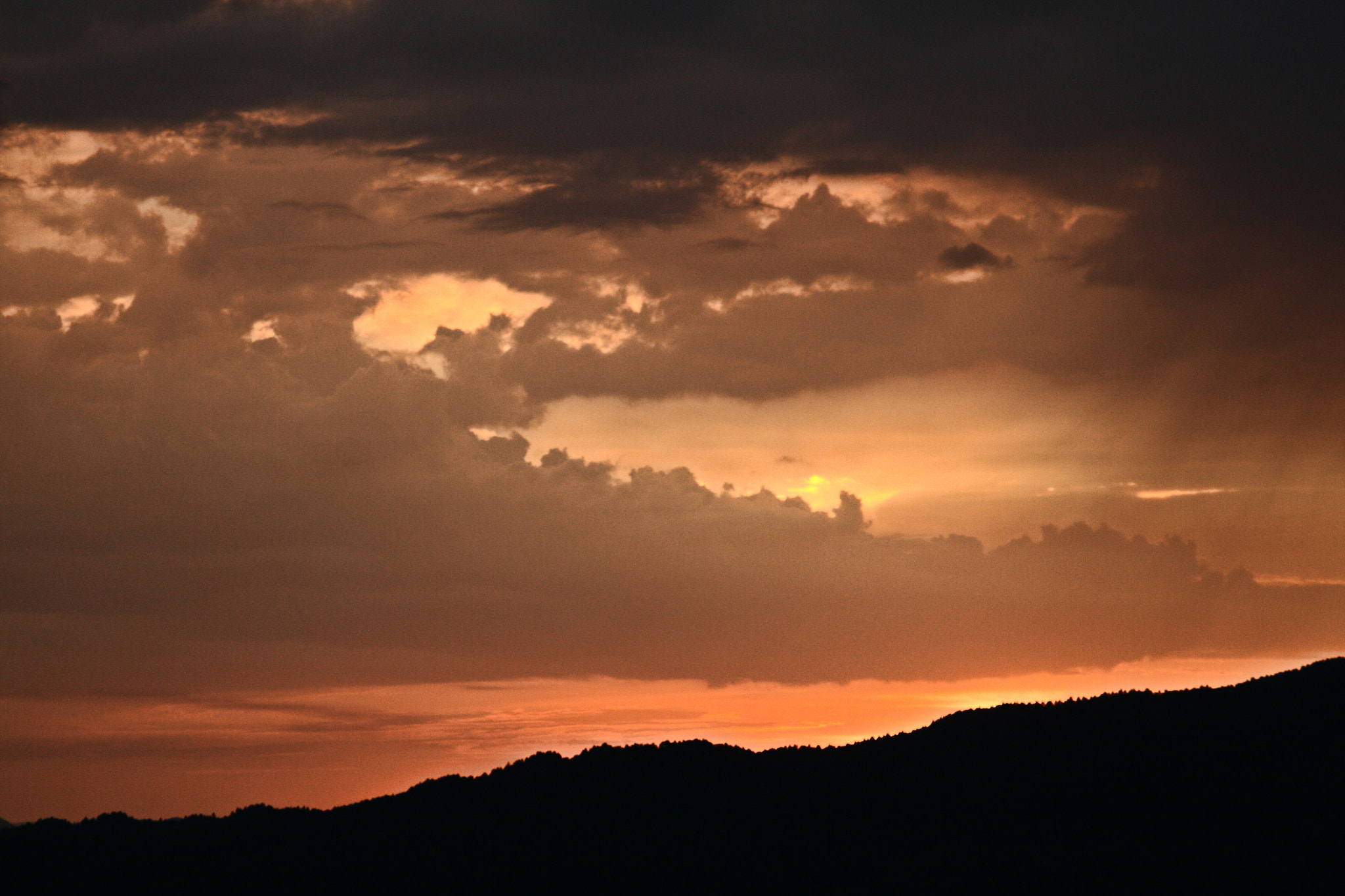Canon EOS 400D (EOS Digital Rebel XTi / EOS Kiss Digital X) sample photo. Mountain sunset photography
