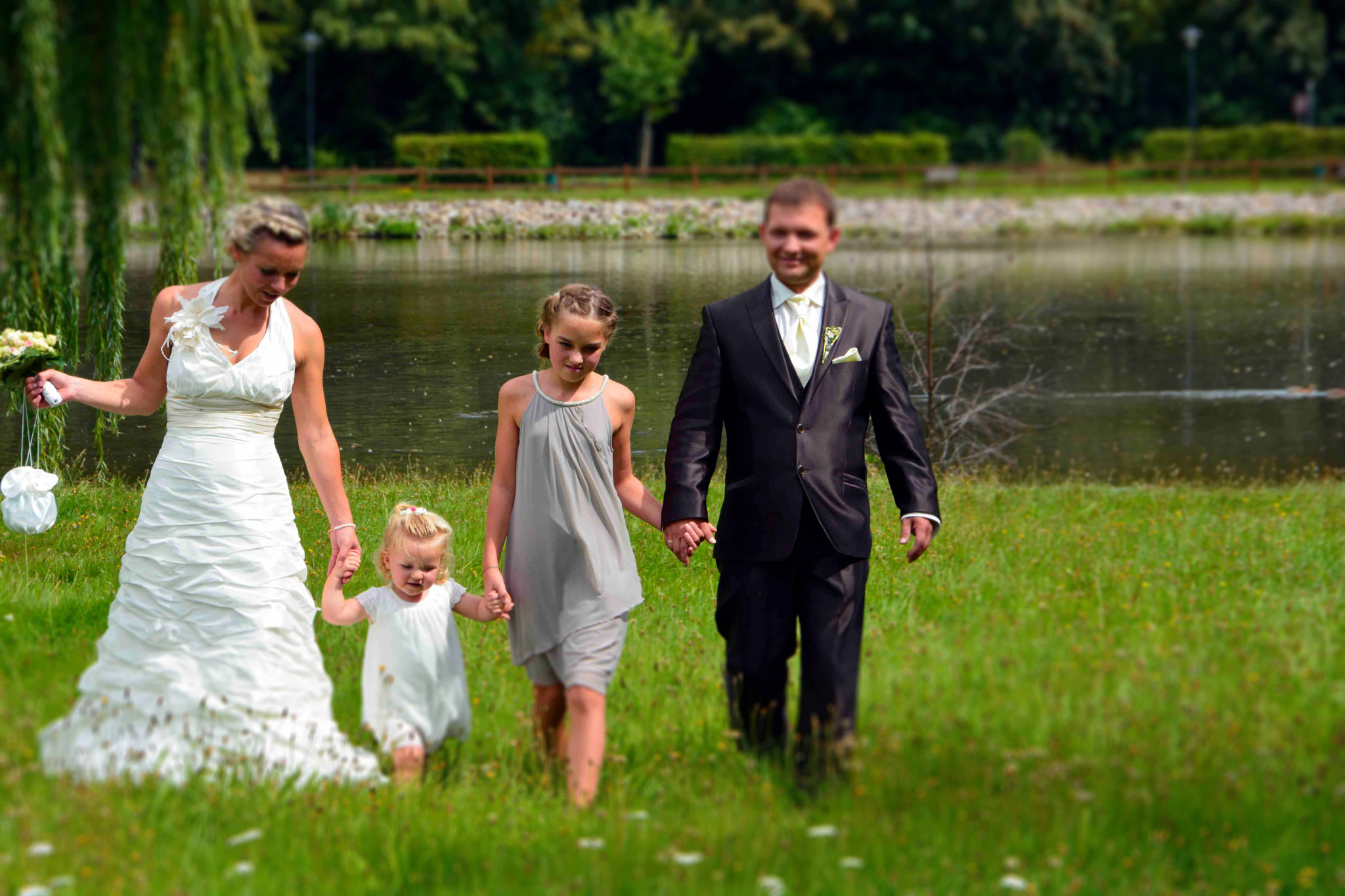 Sigma 18-250mm F3.5-6.3 DC OS HSM sample photo. Happy family photography