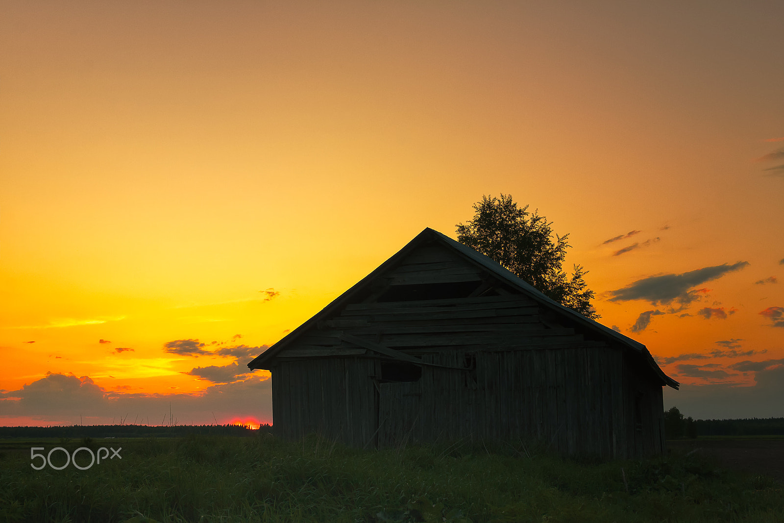 Canon EF-S 24mm F2.8 STM sample photo. Lonely barn house in the summer sunset photography