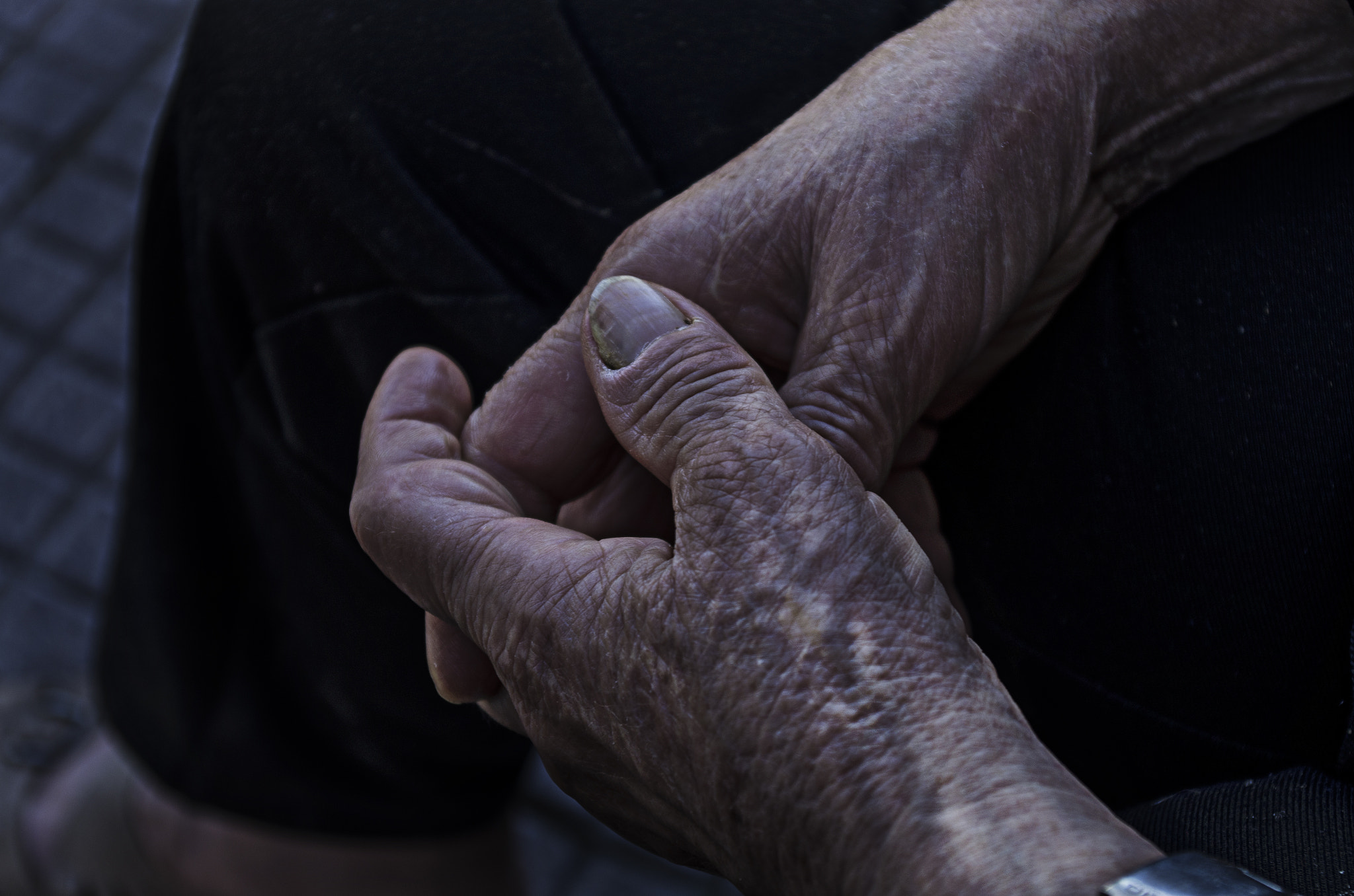 Pentax smc DA 18-55mm F3.5-5.6 ED AL II (IF) sample photo. Hands of a worker photography