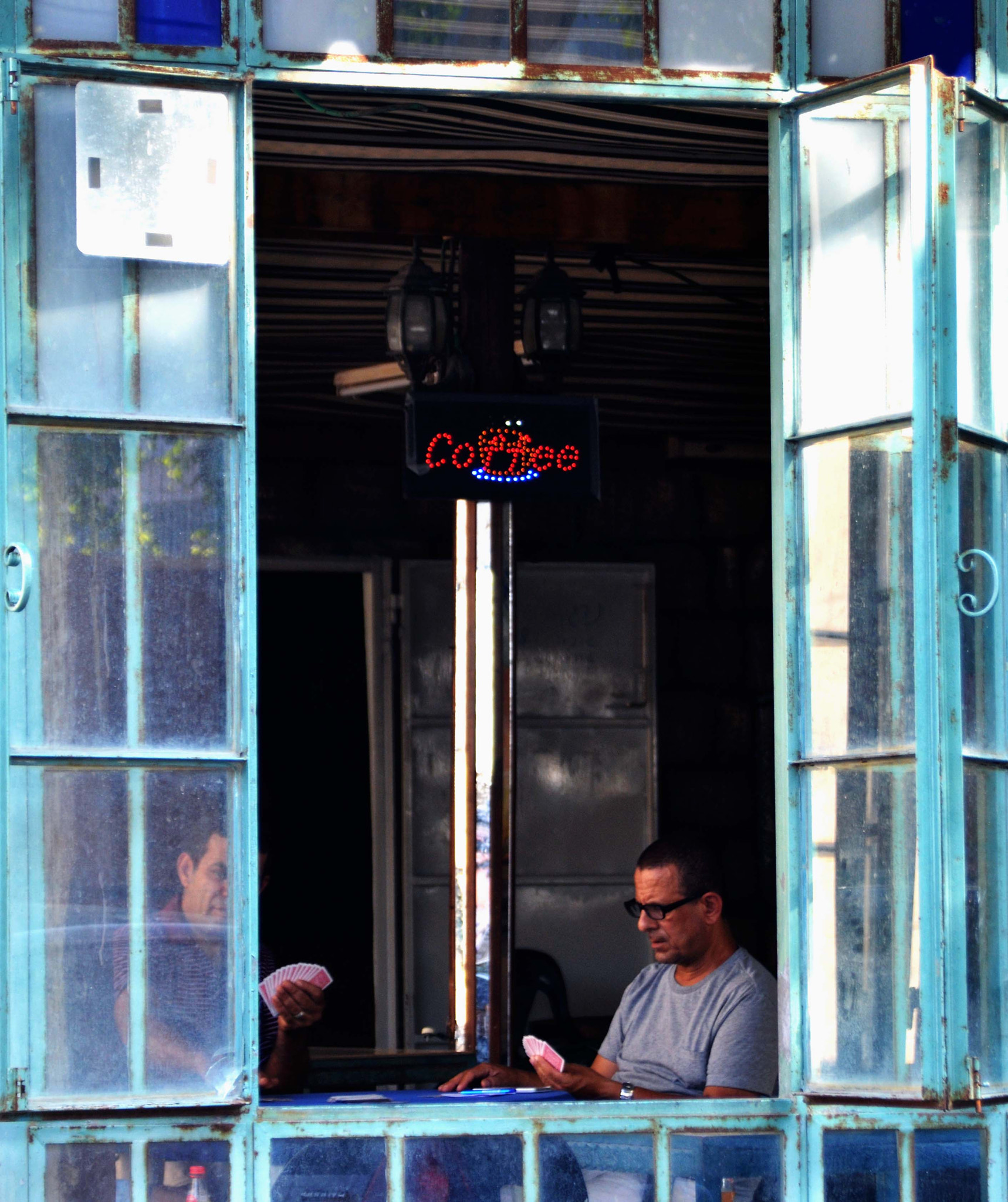 Nikon AF Nikkor 24-85mm F2.8-4D IF sample photo. Tel-avivians playing cards/tel-aviv august'16 photography