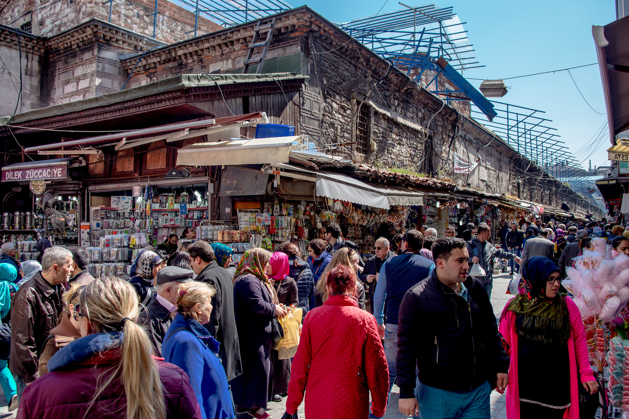 Canon EOS 6D + Canon EF 28-80mm f/2.8-4L sample photo. People shopping in istanbul.jpg photography