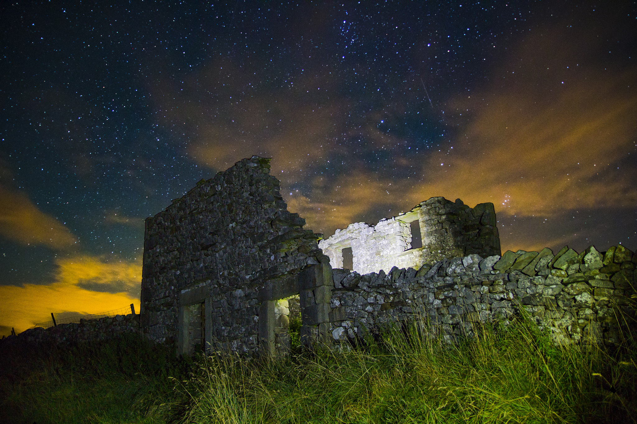 Canon EF-S 17-55mm F2.8 IS USM sample photo. Midnight sky over derelict barn photography