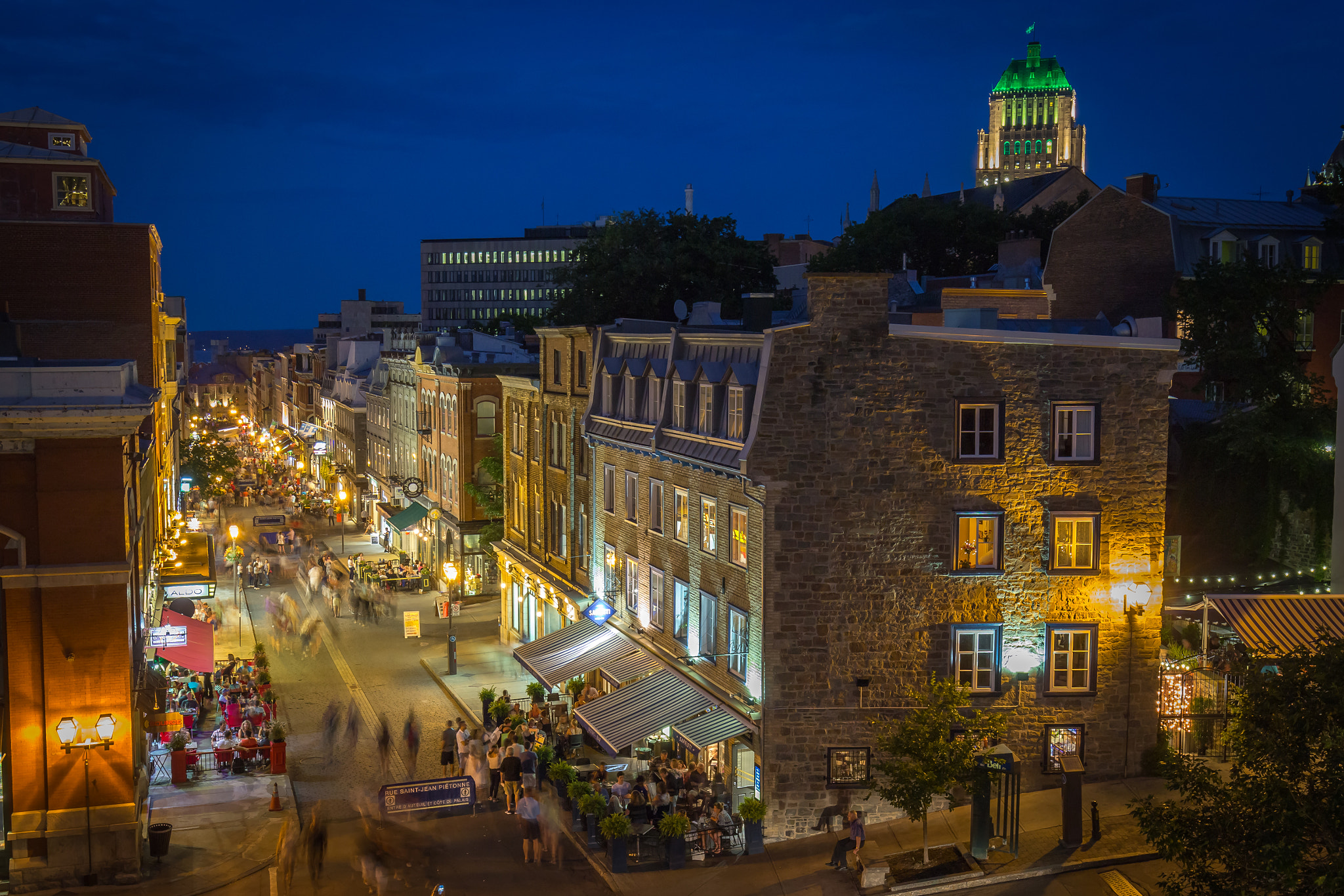 Canon EOS 600D (Rebel EOS T3i / EOS Kiss X5) + Canon EF 16-35mm F4L IS USM sample photo. Twilight in quebec city photography