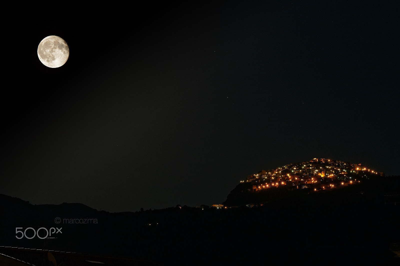 Olympus PEN E-PL7 + Olympus M.Zuiko Digital 45mm F1.8 sample photo. Moon above the town photography