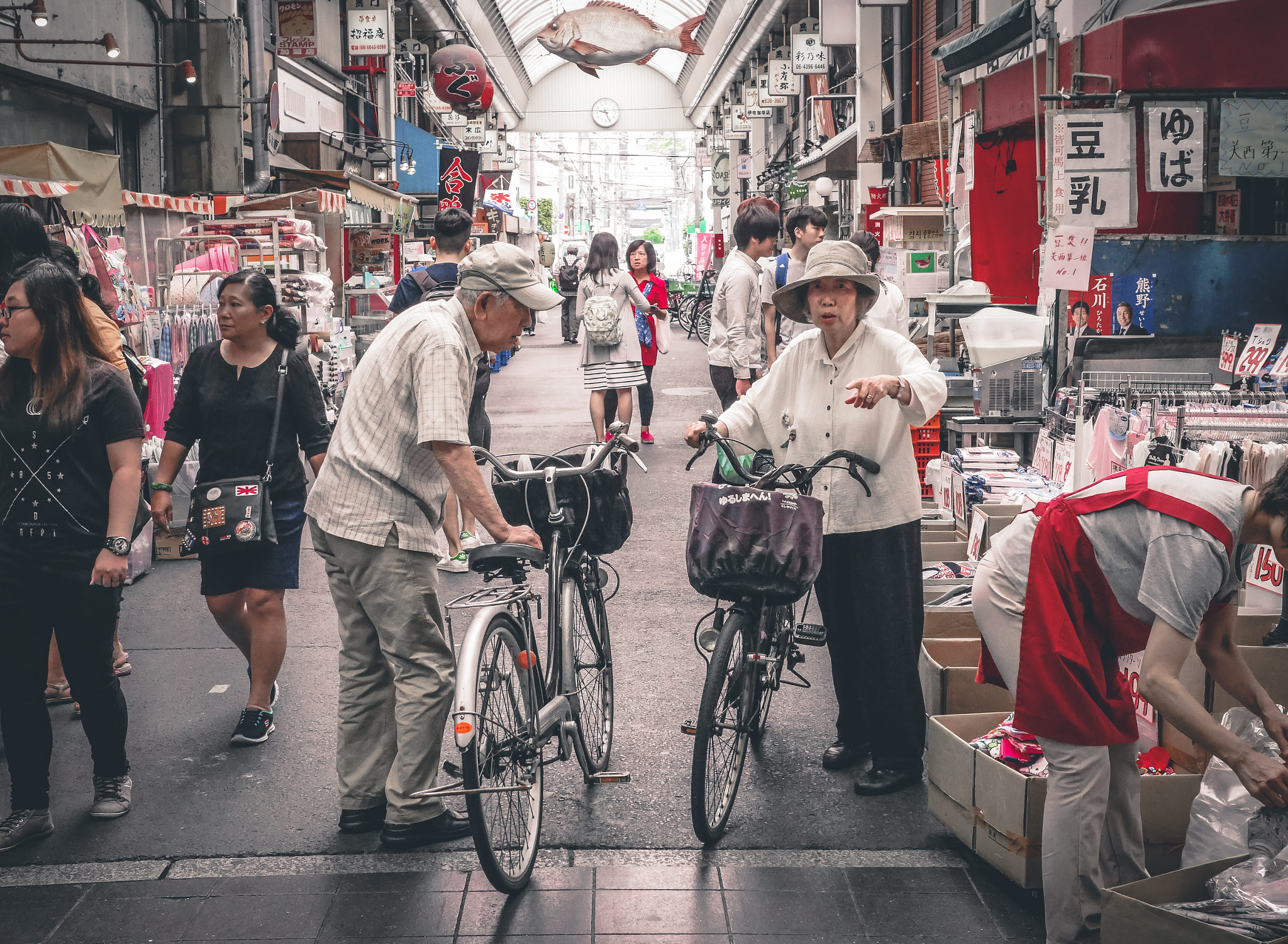 Panasonic Lumix DMC-GX8 + Panasonic Leica DG Summilux 25mm F1.4 II ASPH sample photo. Obasan and ojisan photography
