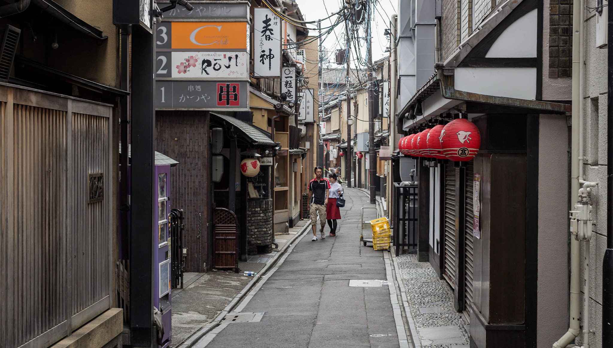 Canon EOS 1200D (EOS Rebel T5 / EOS Kiss X70 / EOS Hi) + Canon EF 40mm F2.8 STM sample photo. Japan street photography