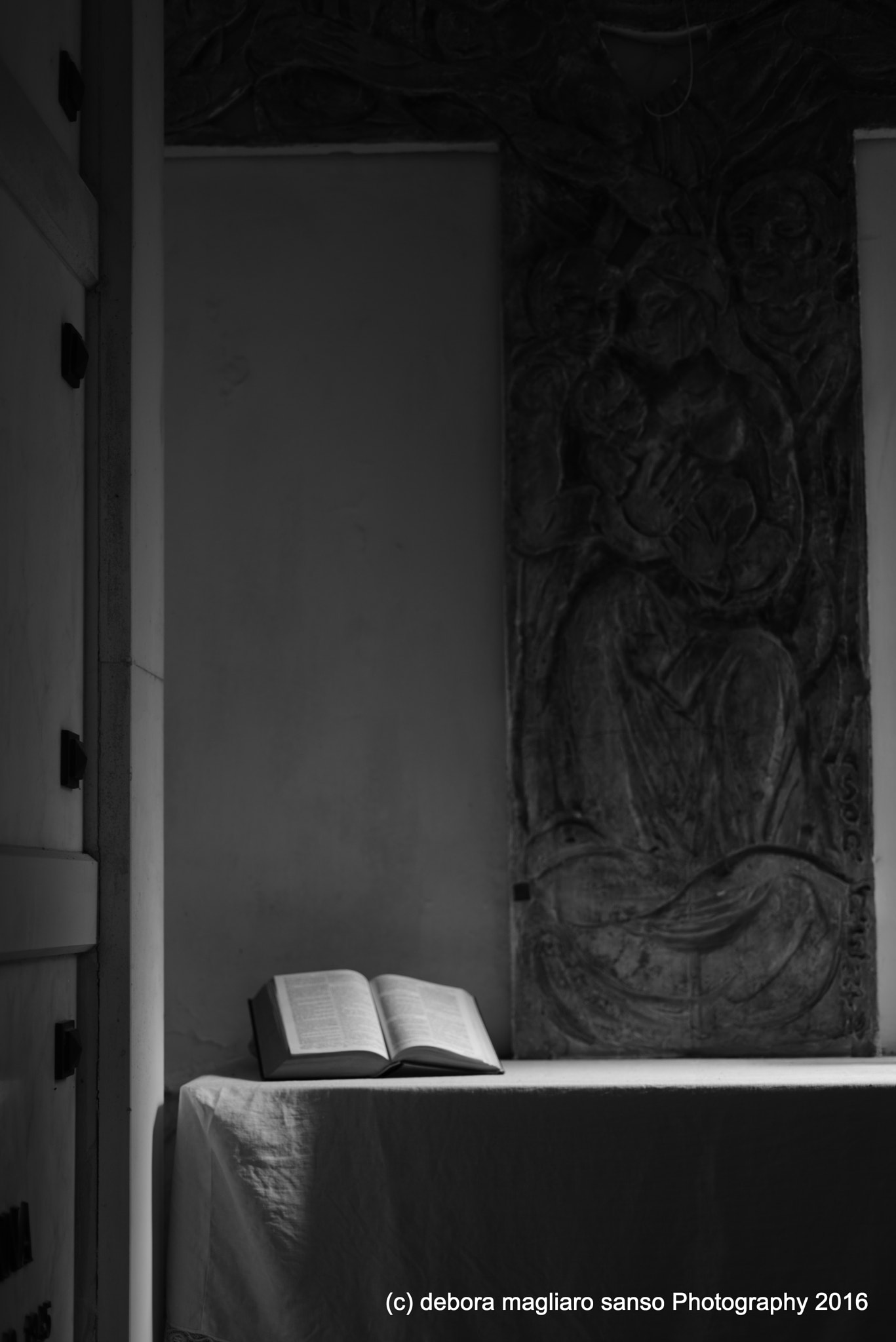 Nikon D610 + Nikon AF Micro-Nikkor 60mm F2.8D sample photo. Empty reader photography