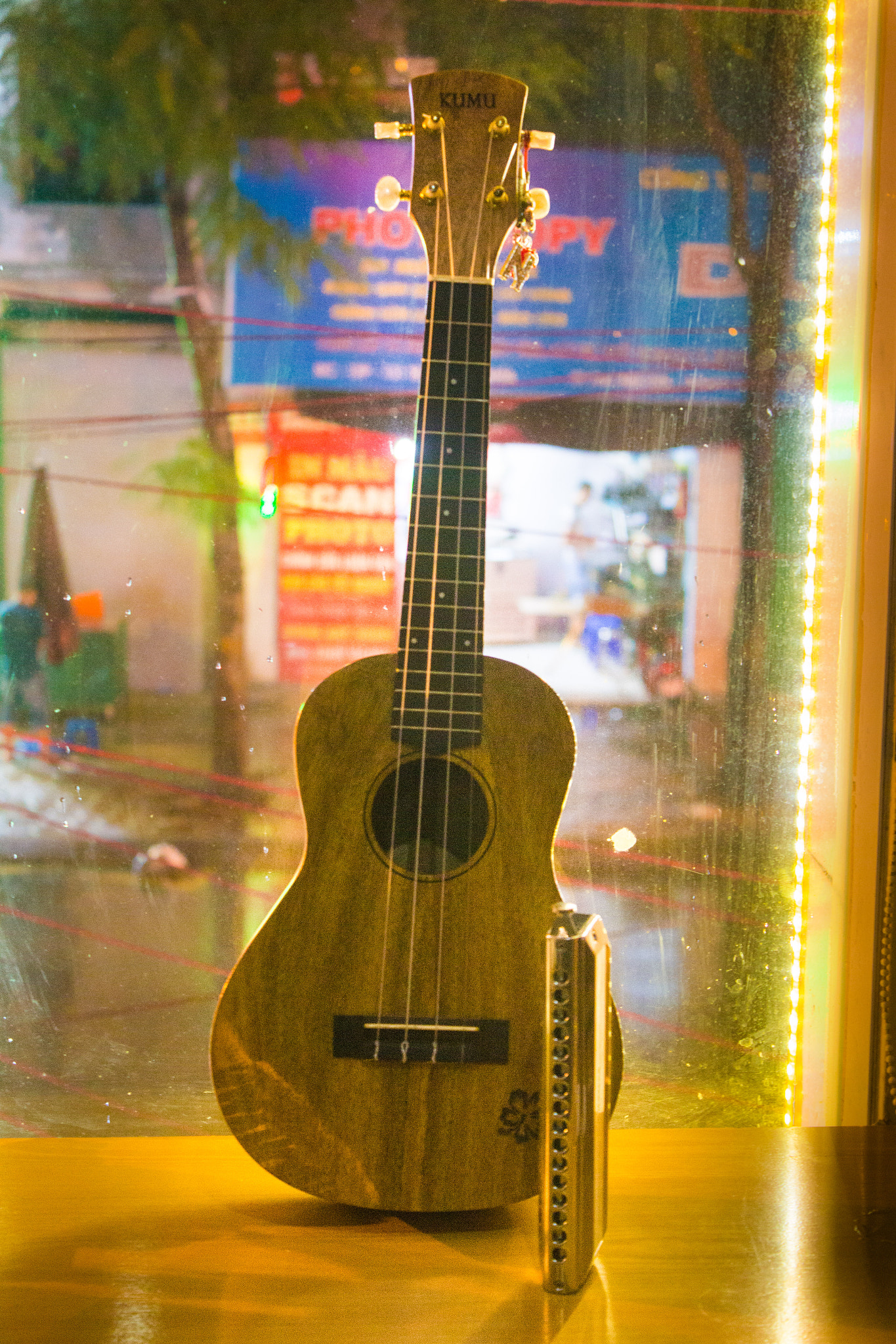 Canon EOS 100D (EOS Rebel SL1 / EOS Kiss X7) sample photo. Playing music photography