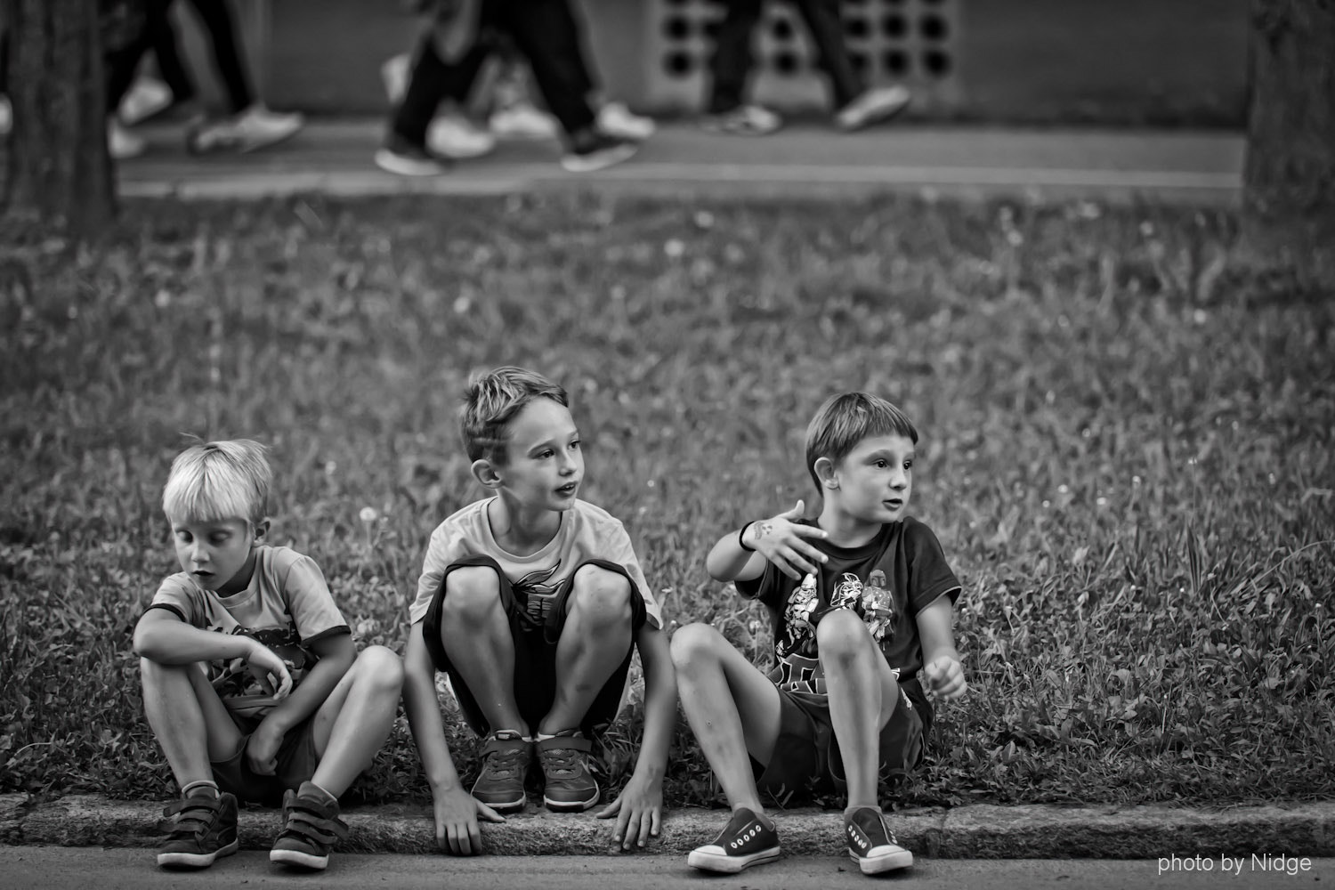 Canon EOS-1Ds Mark II sample photo. People on the street photography