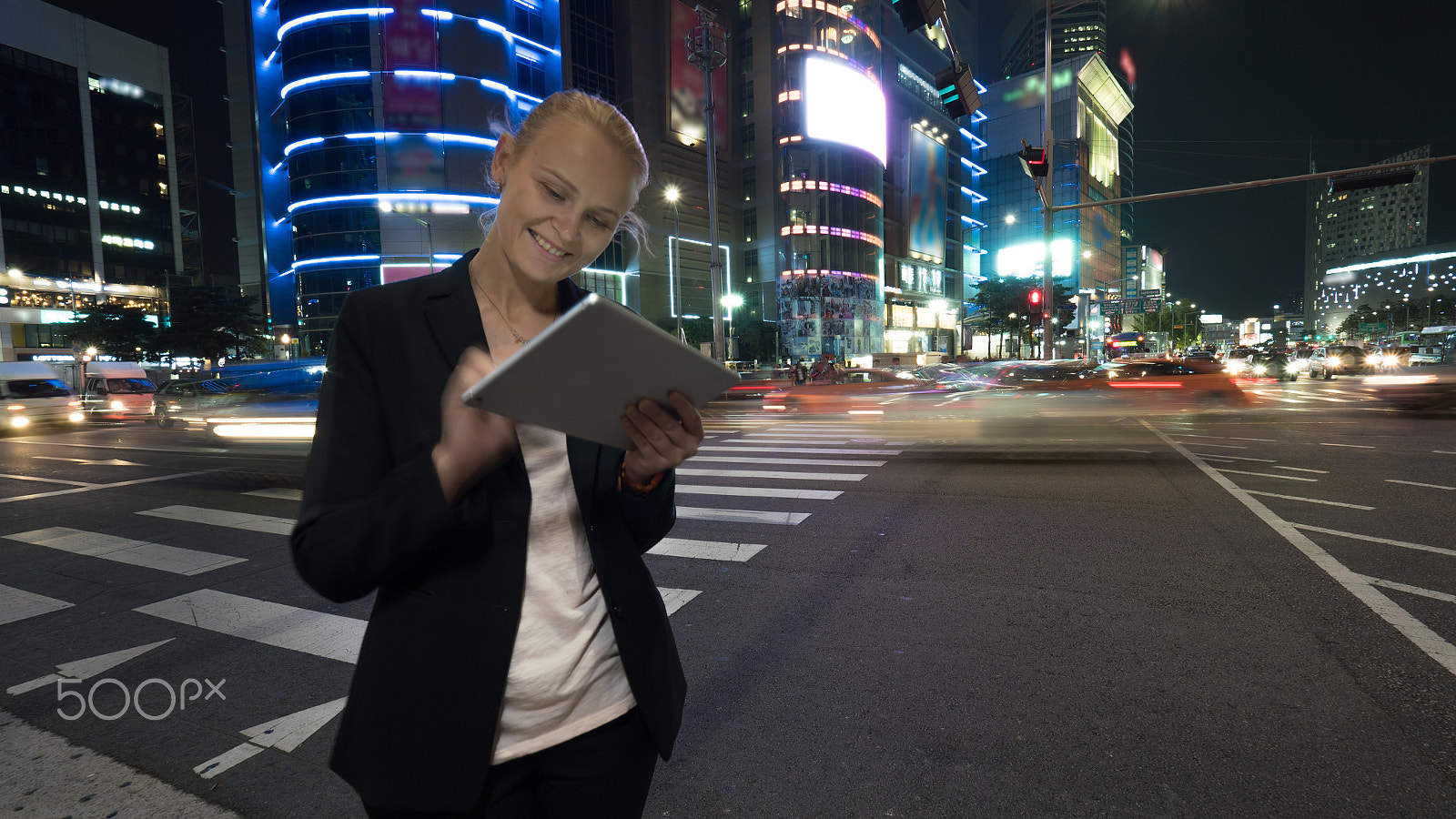 Panasonic Lumix DMC-GH4 + Olympus M.Zuiko Digital ED 7-14mm F2.8 PRO sample photo. Woman with tablet pc in night seoul, south korea photography