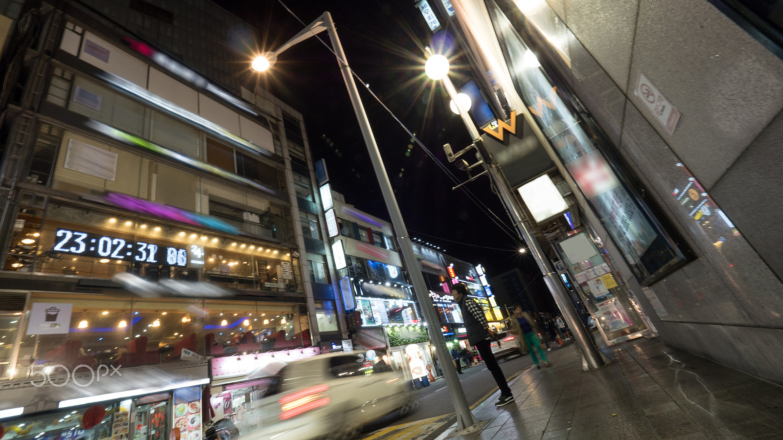 Panasonic Lumix DMC-GH4 + Olympus M.Zuiko Digital ED 7-14mm F2.8 PRO sample photo. Night street with illuminated banners on buildings. seoul, south korea photography