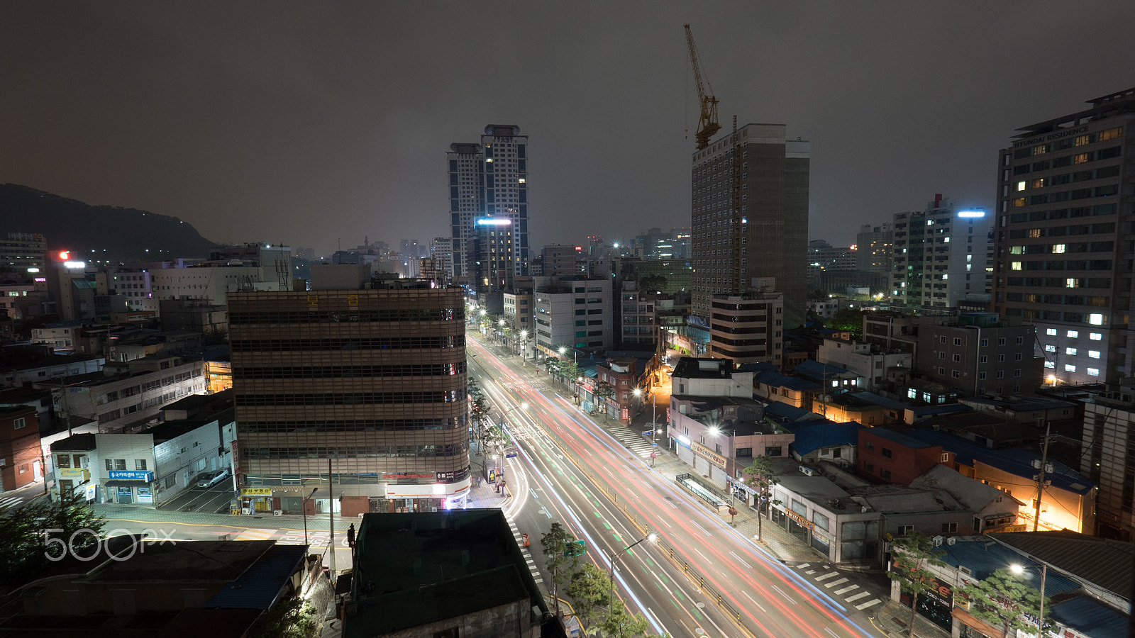 Panasonic Lumix DMC-GH4 + Olympus M.Zuiko Digital ED 7-14mm F2.8 PRO sample photo. Night seoul with cars on motorway, south korea photography