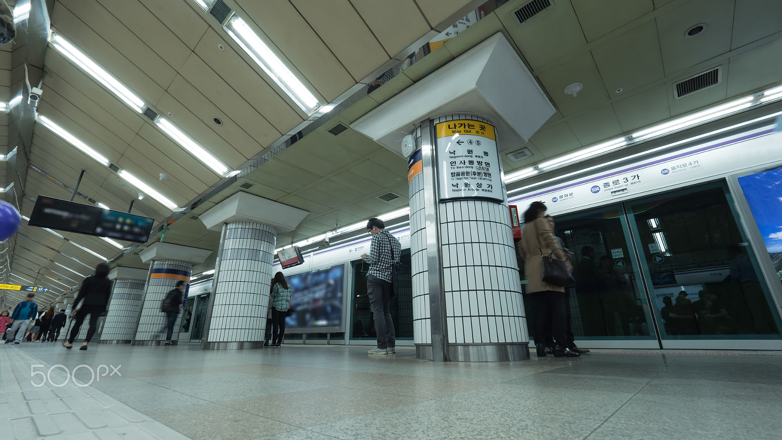 Panasonic Lumix DMC-GH4 + Olympus M.Zuiko Digital ED 7-14mm F2.8 PRO sample photo. People on underground station in seoul, south korea photography