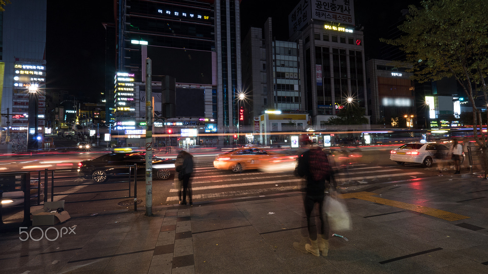 Panasonic Lumix DMC-GH4 + Olympus M.Zuiko Digital ED 7-14mm F2.8 PRO sample photo. Night view of city traffic in seoul, south korea photography