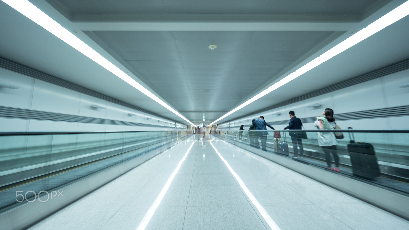 Panasonic Lumix DMC-GH4 + Olympus M.Zuiko Digital ED 7-14mm F2.8 PRO sample photo. Tunnel at seoul airport with people on flat escalator photography