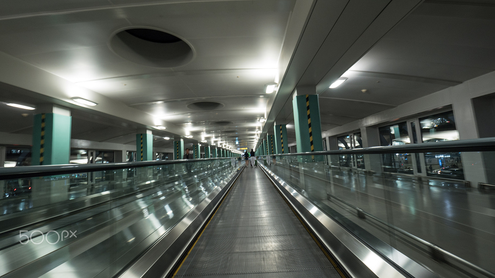 Panasonic Lumix DMC-GH4 + Olympus M.Zuiko Digital ED 7-14mm F2.8 PRO sample photo. Moving walkway in the airport of seoul photography