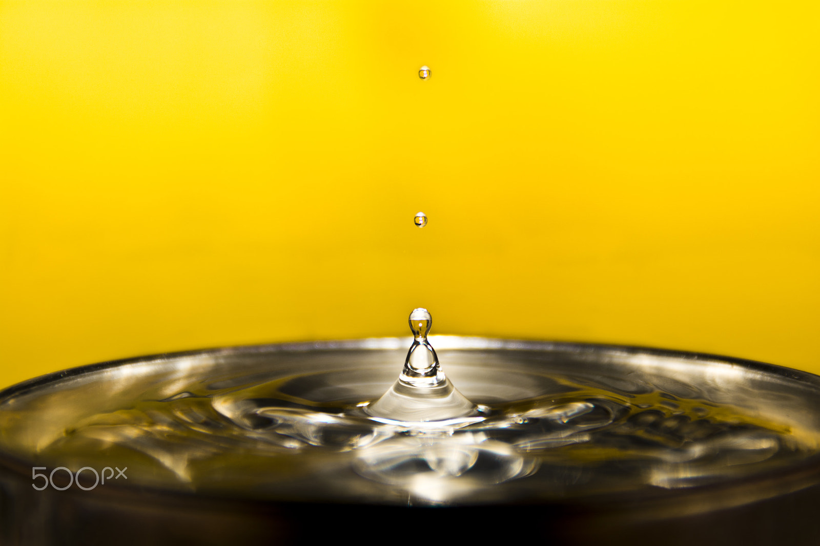 Nikon D5200 + AF Zoom-Nikkor 35-105mm f/3.5-4.5 sample photo. Tempting water drop photography