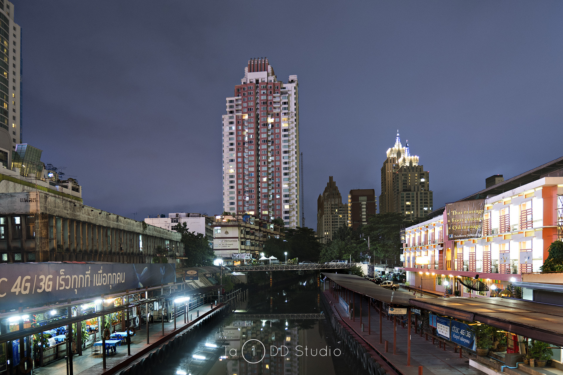 Panasonic Lumix DMC-GX85 (Lumix DMC-GX80 / Lumix DMC-GX7 Mark II) sample photo. Bangkok night scape photography
