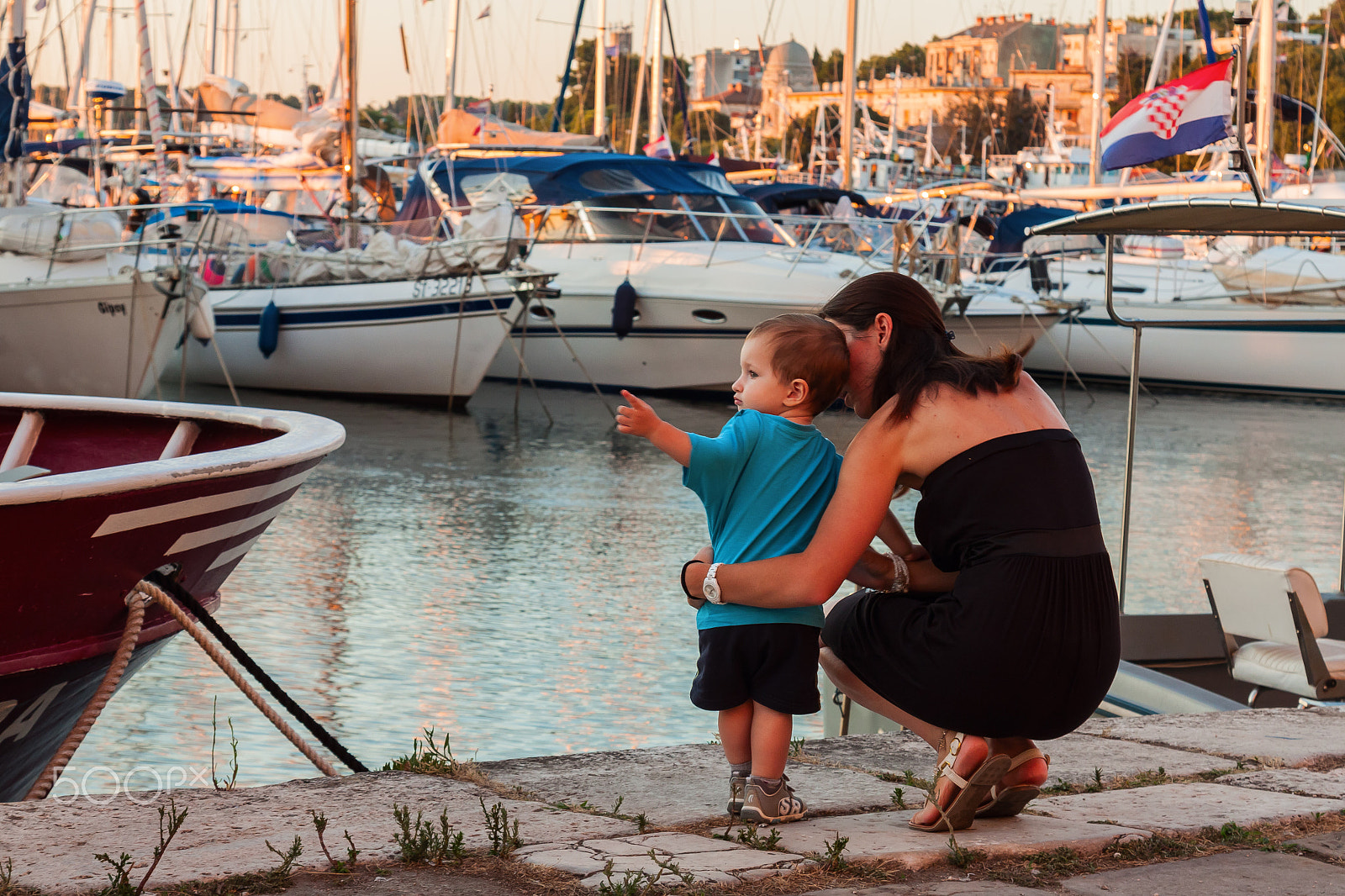 Canon EOS 500D (EOS Rebel T1i / EOS Kiss X3) sample photo. Mother and son in marina photography
