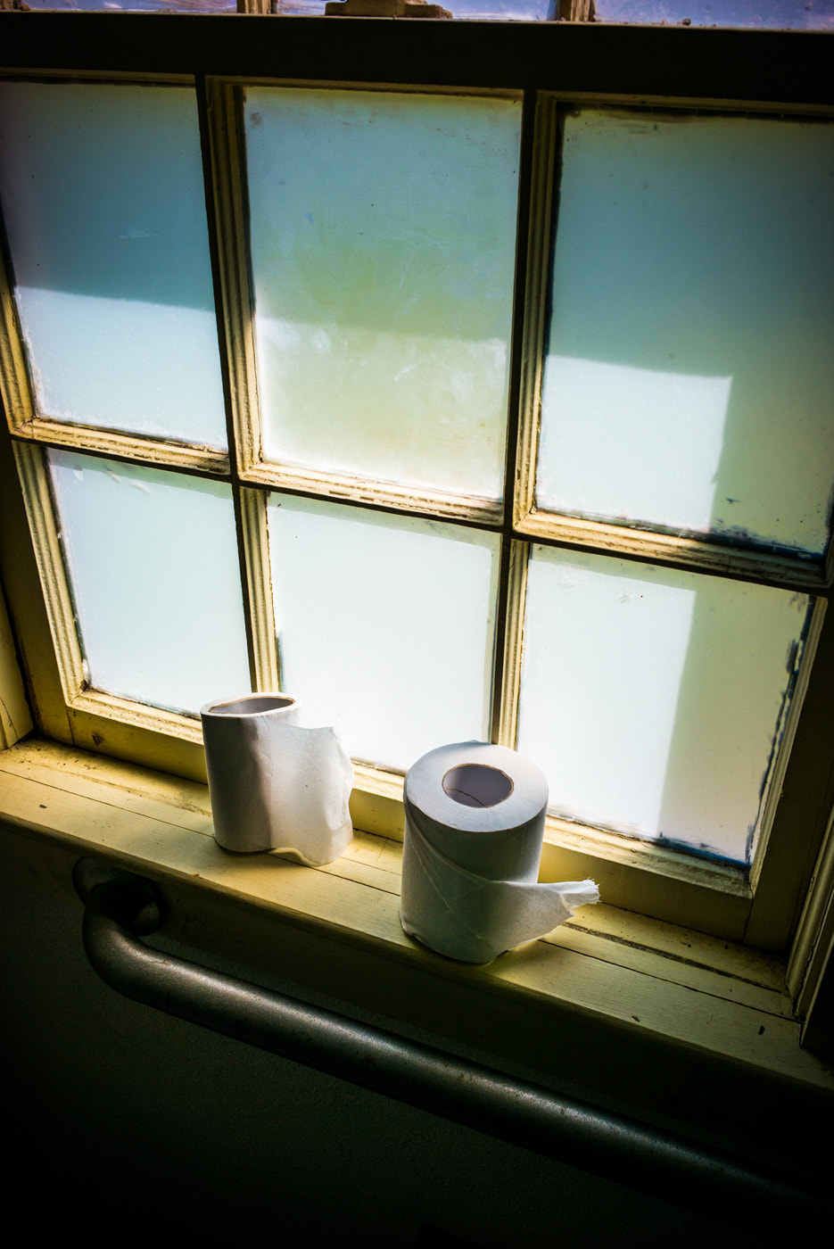 Summilux-M 1:1.4/50 sample photo. Toilet paper on window sill photography