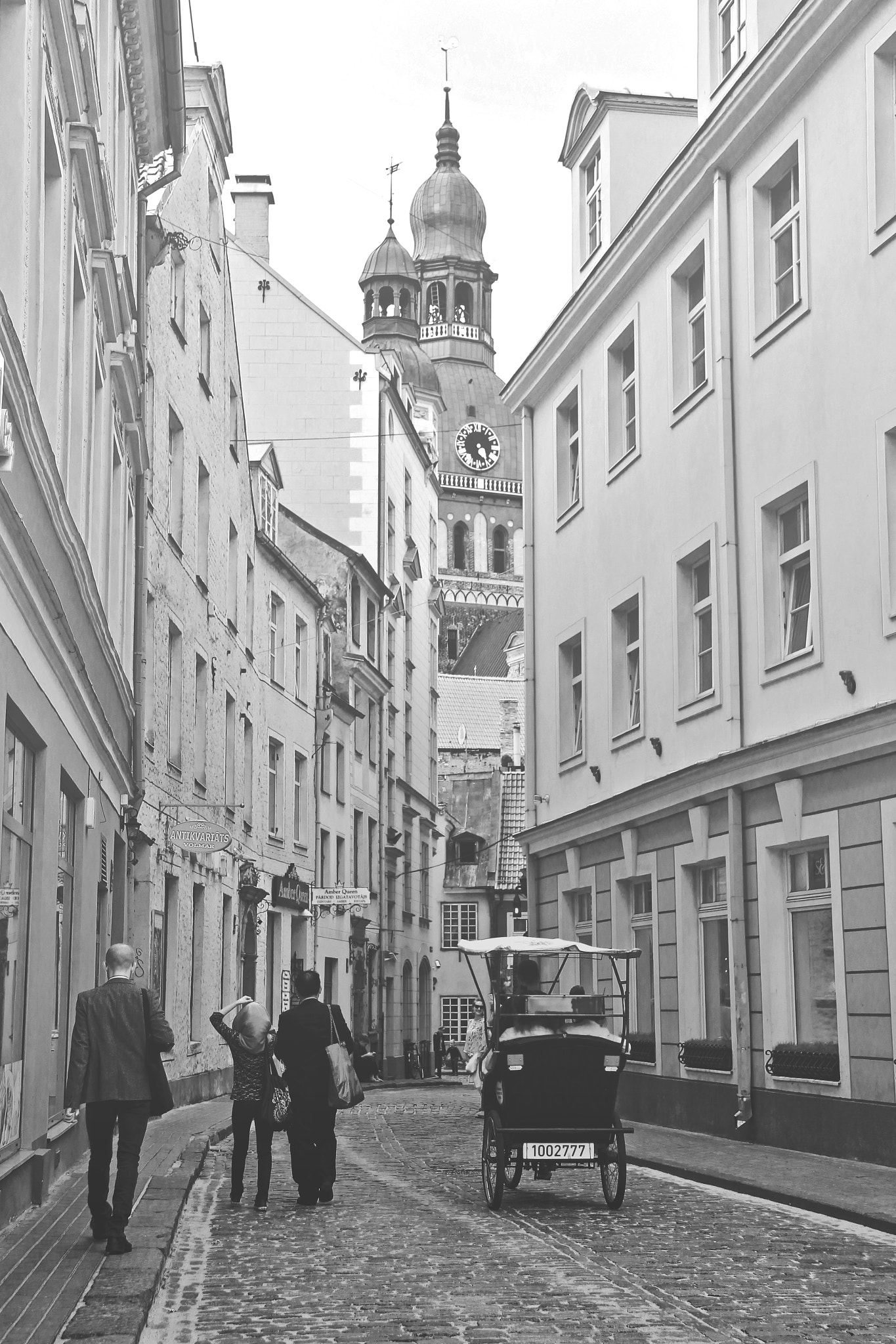 Canon EF-S 17-85mm F4-5.6 IS USM sample photo. Street in  old city photography