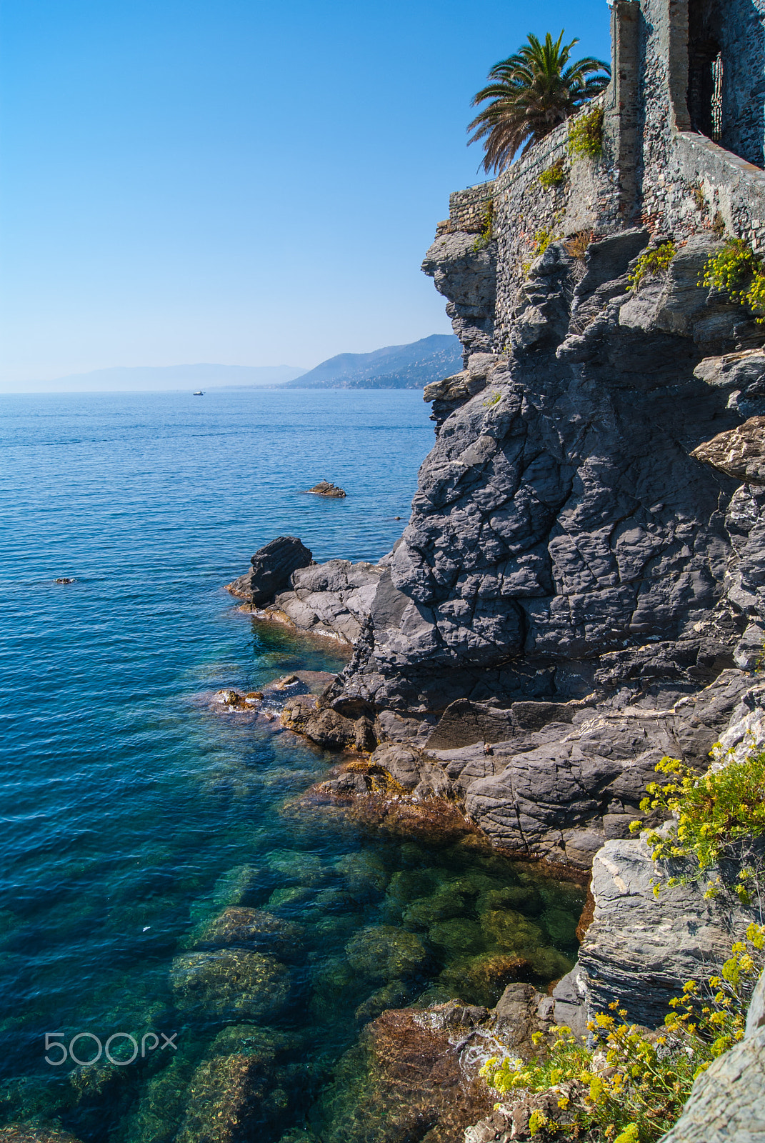 Sony Alpha DSLR-A230 sample photo. Camogli in blue photography