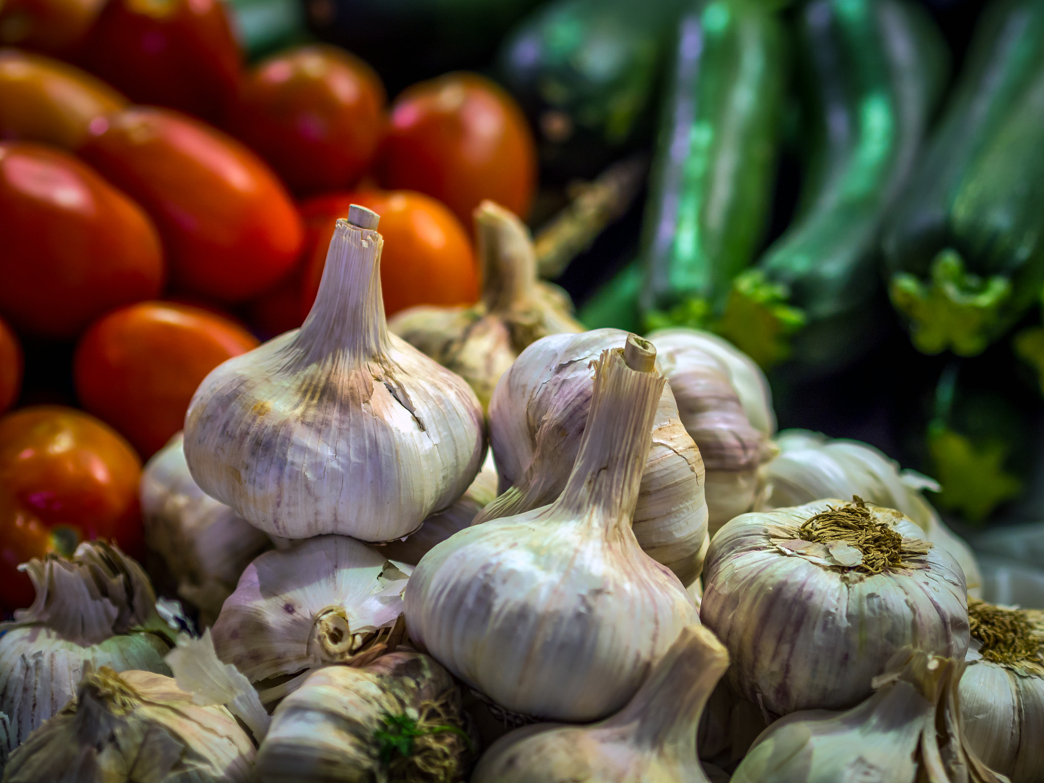 Olympus PEN E-P5 + Olympus M.Zuiko Digital 45mm F1.8 sample photo. Garlic in the market 02 photography