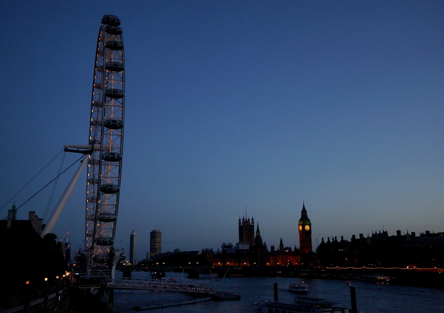 Sony Sonnar T* E 24mm F1.8 ZA sample photo. Night eye photography