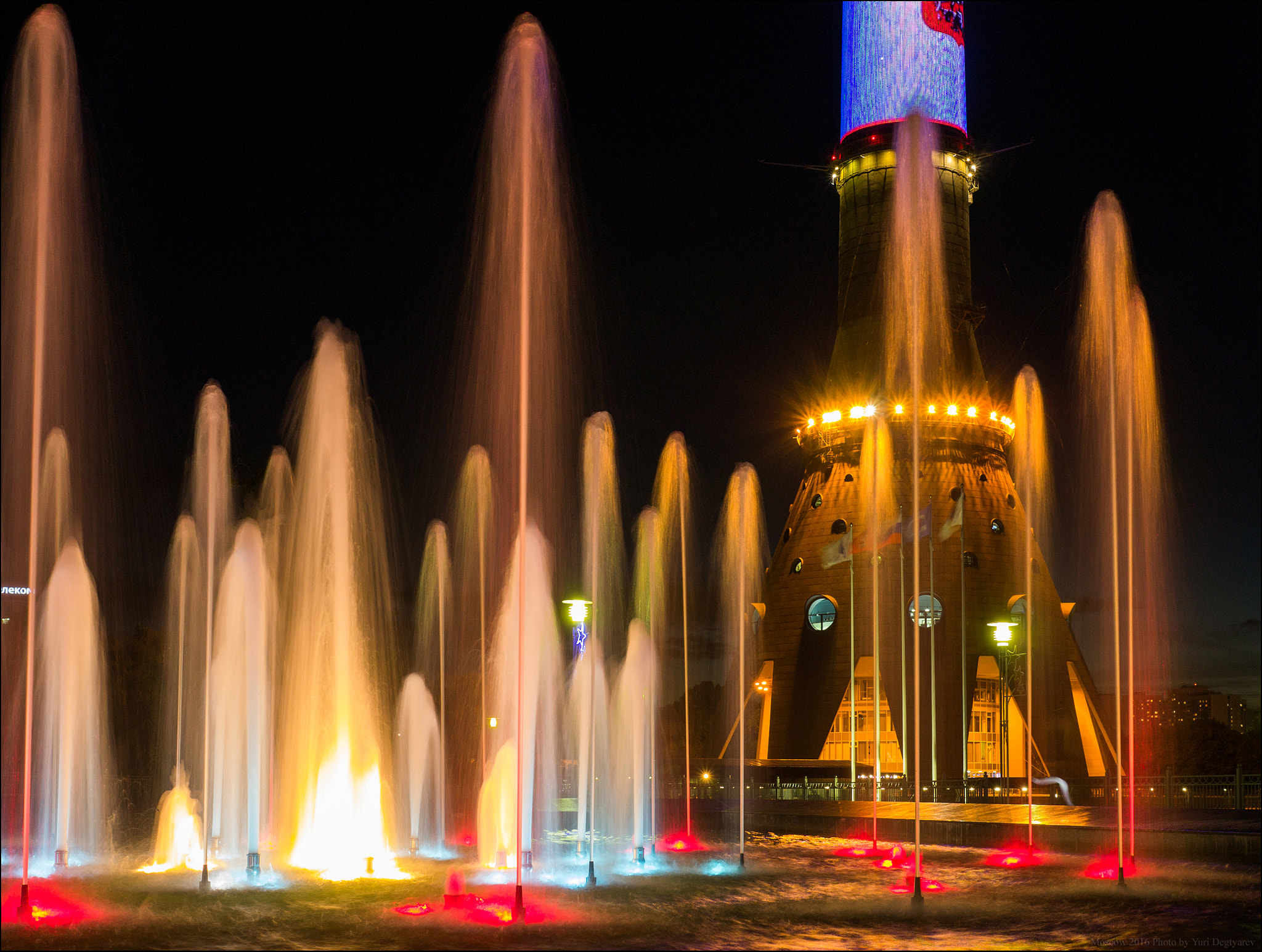 Panasonic Lumix DMC-G3 + Panasonic Leica DG Summilux 25mm F1.4 II ASPH sample photo. Russia. moscow. fountain near the tv tower. photography