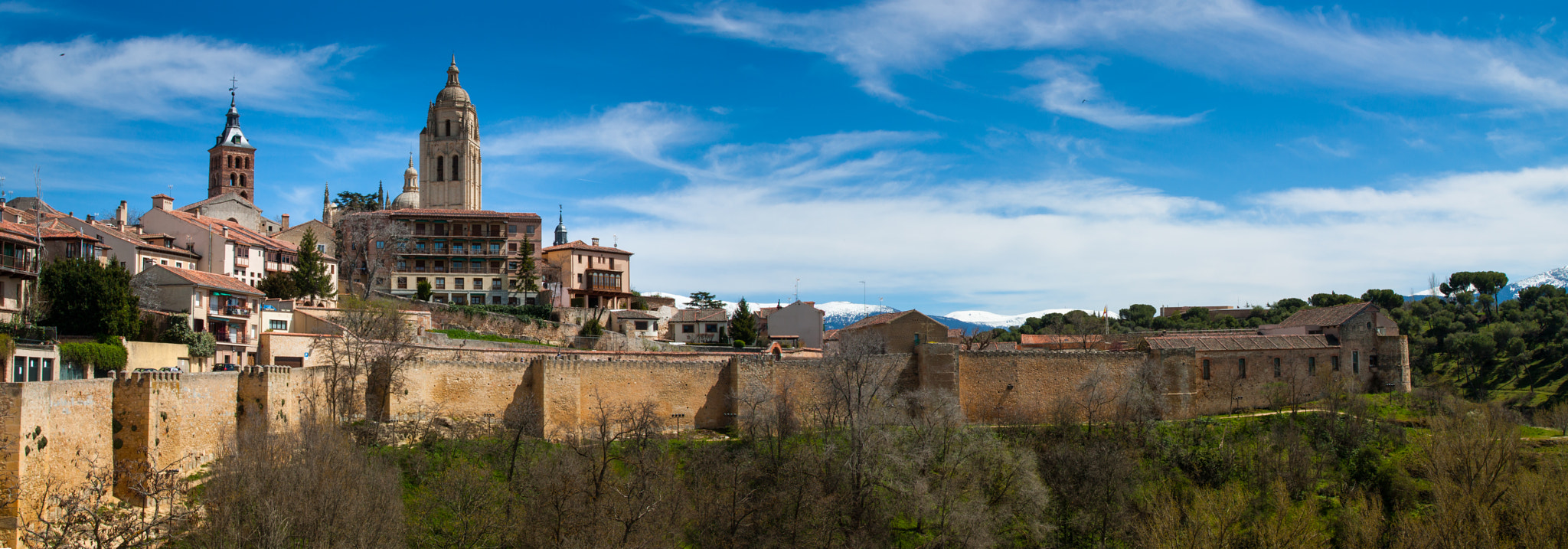 Canon EOS 450D (EOS Rebel XSi / EOS Kiss X2) sample photo. The city wall of segovia, spain. photography
