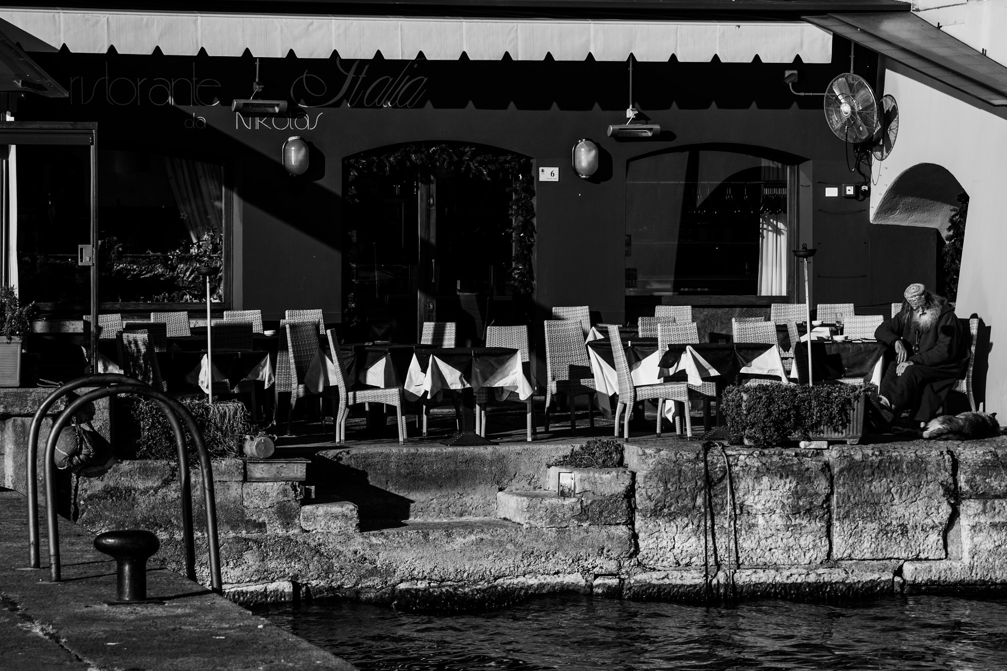 Canon EF-S 17-85mm F4-5.6 IS USM sample photo. Padrone con cane in momento di relax photography