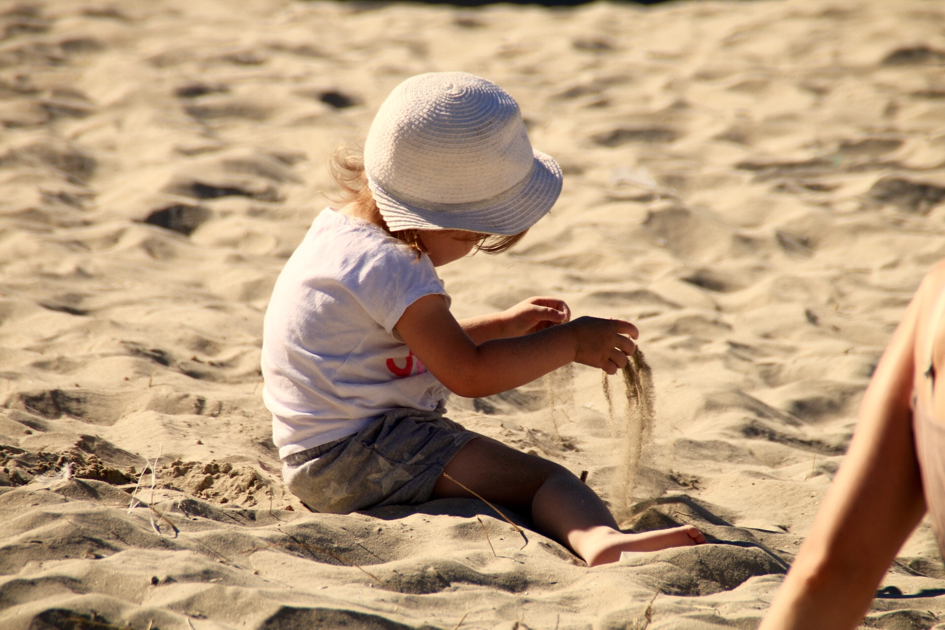 Canon EOS 70D + Canon 18-200mm sample photo. My daughter playing with the sand photography