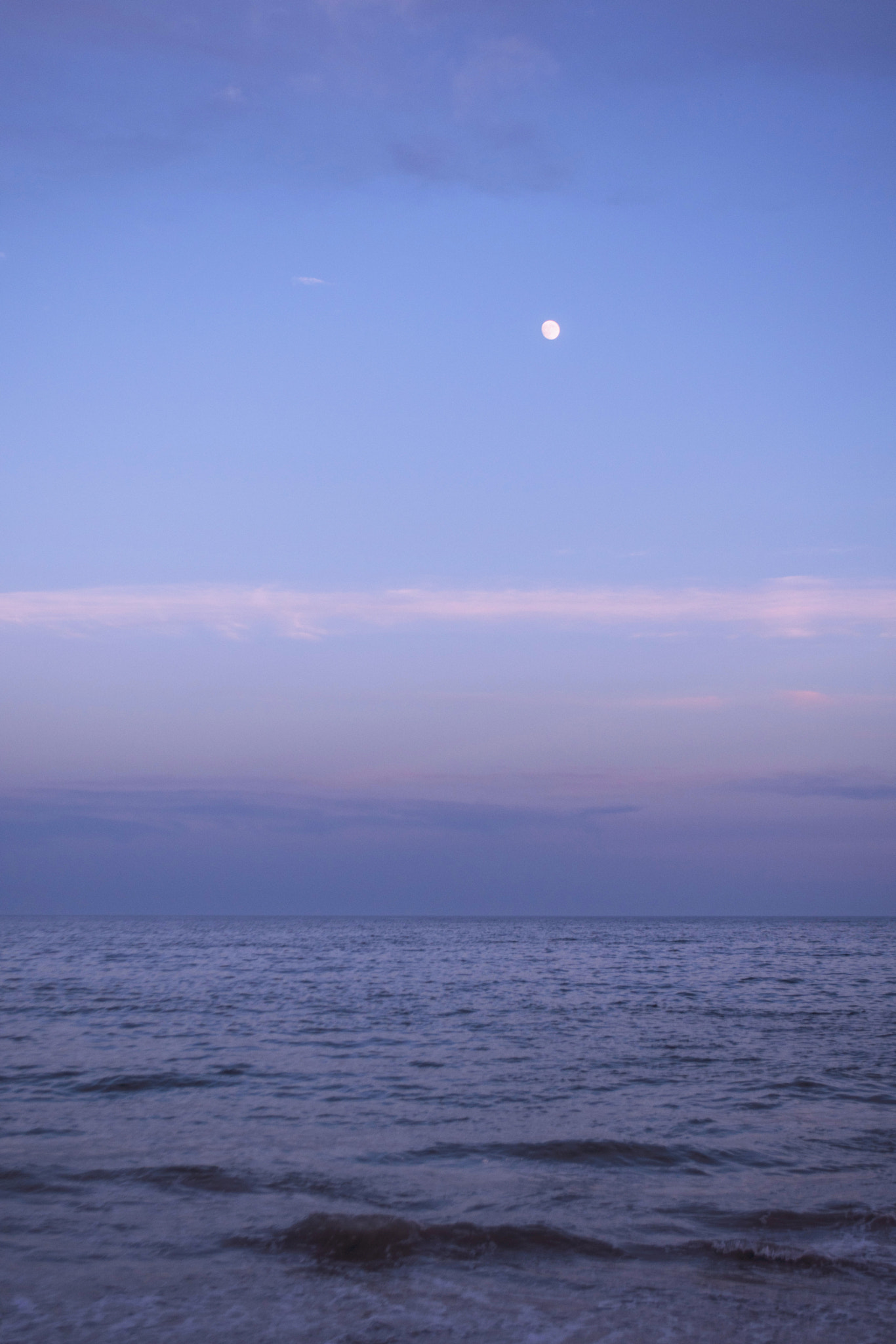 Nikon D5500 + Nikon AF-S DX Nikkor 18-55mm F3.5-5.6G VR sample photo. Beach moon photography