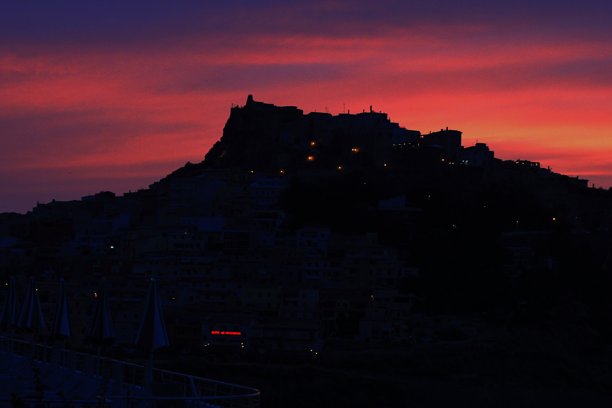 Canon EOS 550D (EOS Rebel T2i / EOS Kiss X4) + Canon EF 70-210mm f/4 sample photo. Sunset castelsardo photography