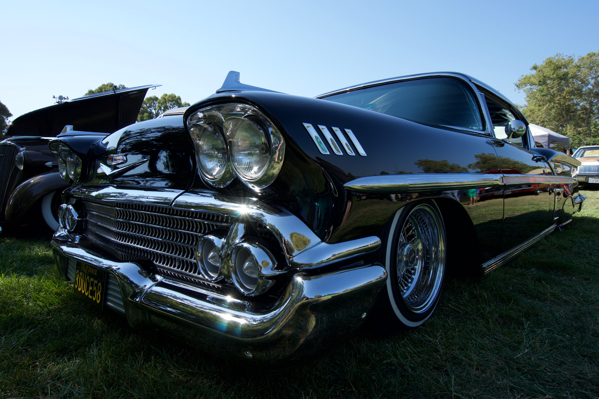 Sony a7 + Sony Vario-Tessar T* FE 16-35mm F4 ZA OSS sample photo. Close-up on lowrider photography