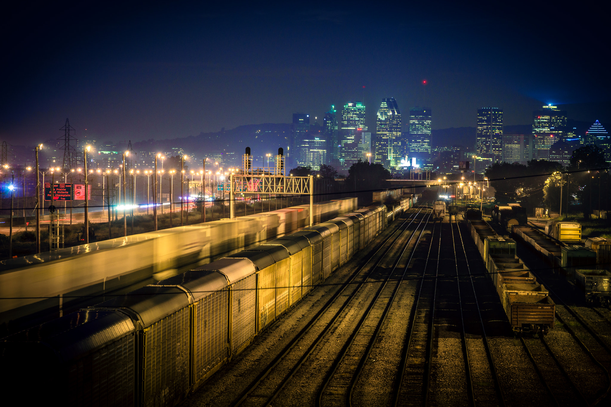 Sony a99 II + Minolta/Sony AF 70-200mm F2.8 G sample photo. Montreal at night photography