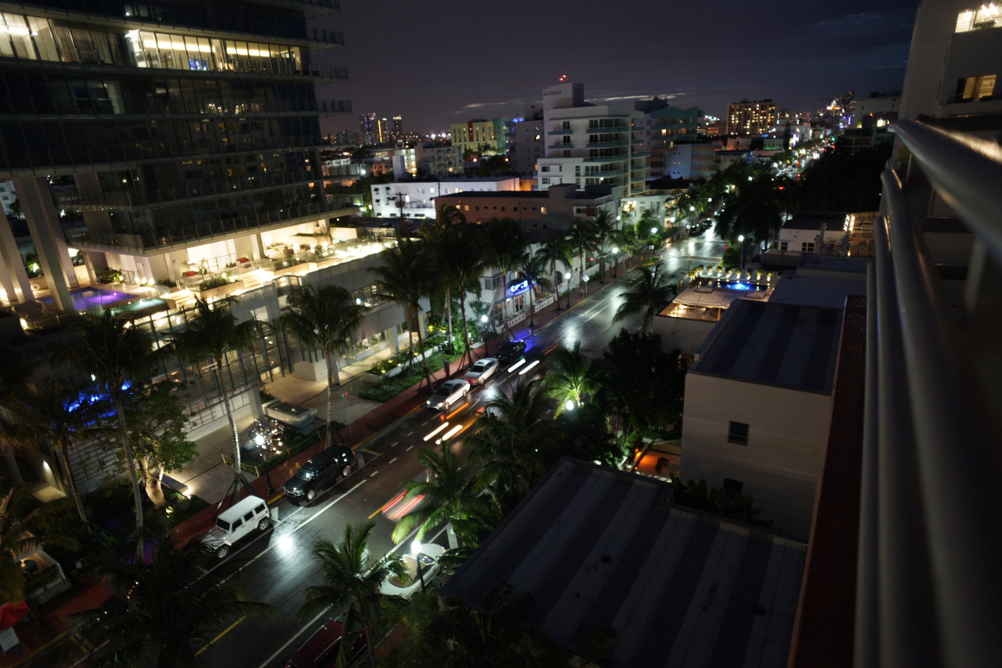 Sony a7 II + Sony 20mm F2.8 sample photo. Street light photography