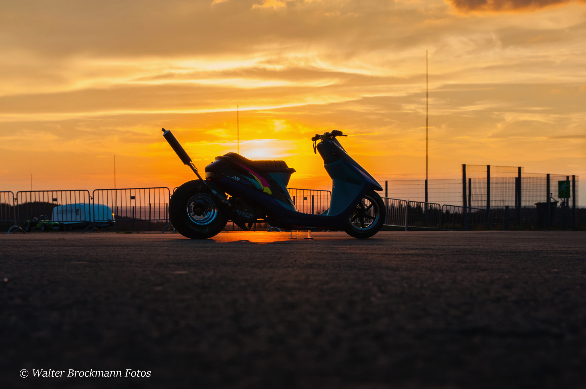 Sigma 17-50mm F2.8 EX DC OS HSM sample photo. Sonnenuntergang/sunset/scooter photography