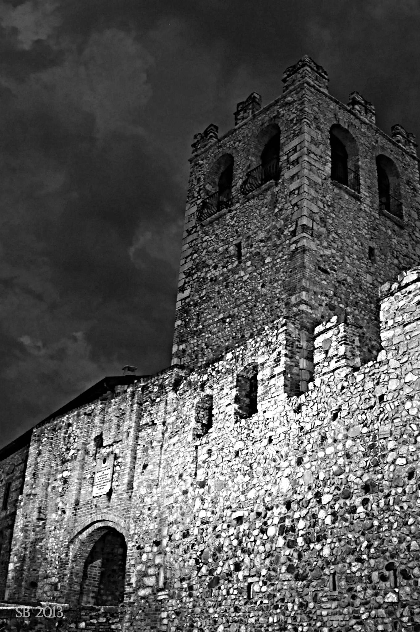 AF Zoom-Nikkor 28-100mm f/3.5-5.6G sample photo. Desenzano castle photography