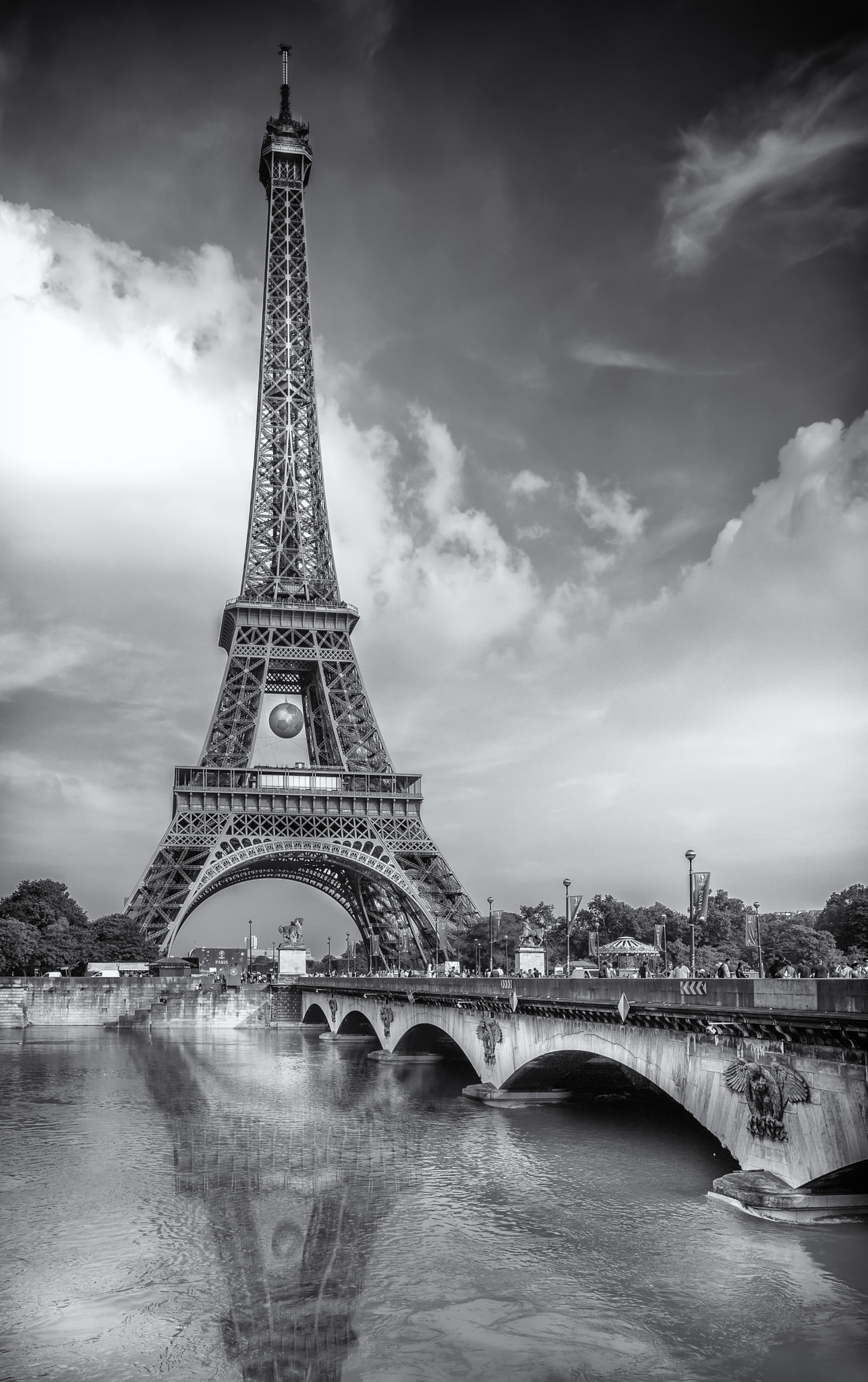 Sony a7R II + Sigma 20mm F1.4 DG HSM Art sample photo. The eiffel tower over the seine photography