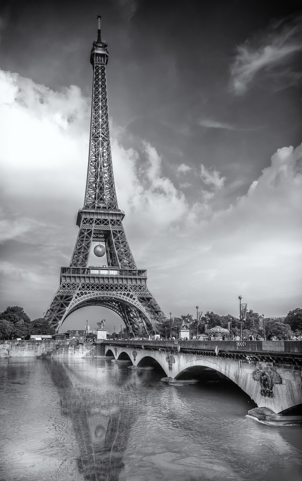 Sigma 20mm F1.4 DG HSM Art sample photo. The eiffel tower over the seine photography