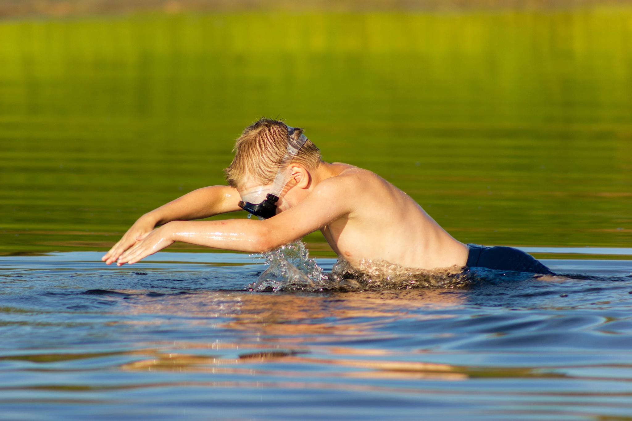 Canon EF 75-300mm f/4-5.6 USM sample photo. Little boy dives at river with swimming glasses photography